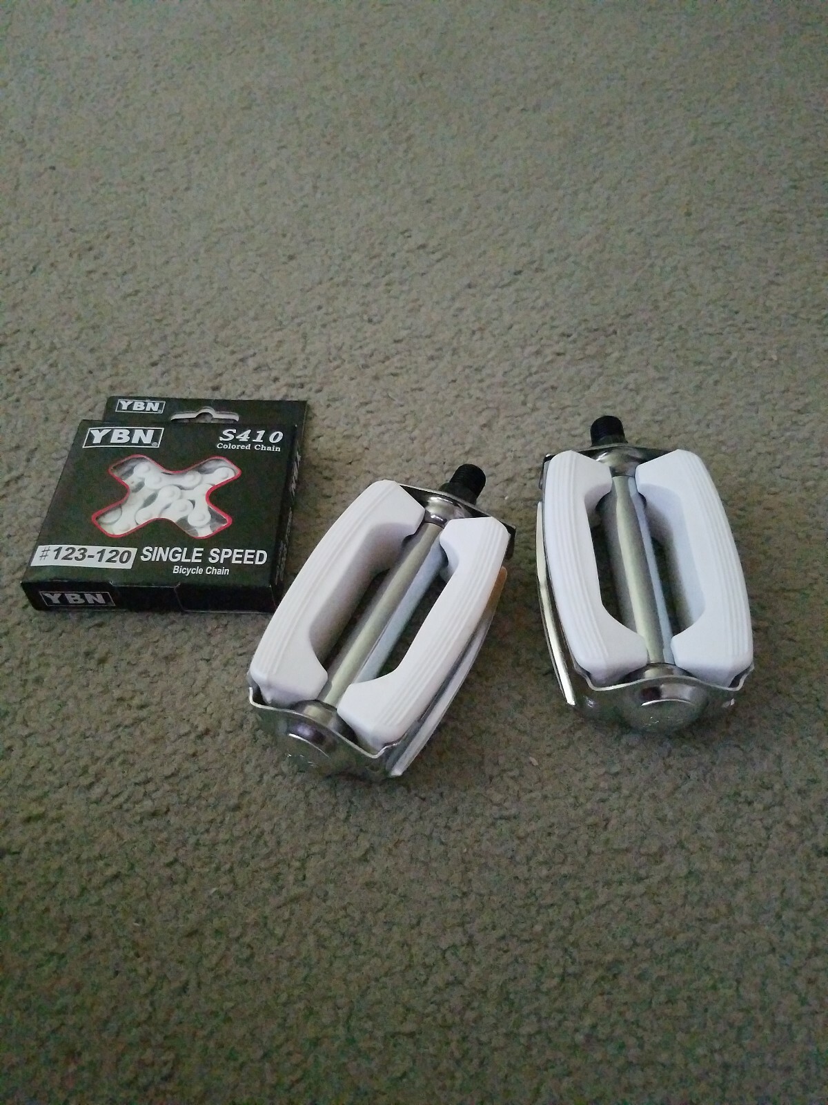 NEW 1/2″ BOW BICYCLE PEDALS WHITE ,SCHWINN STINGRAY KRATE CRUISER & WHITE CHAIN