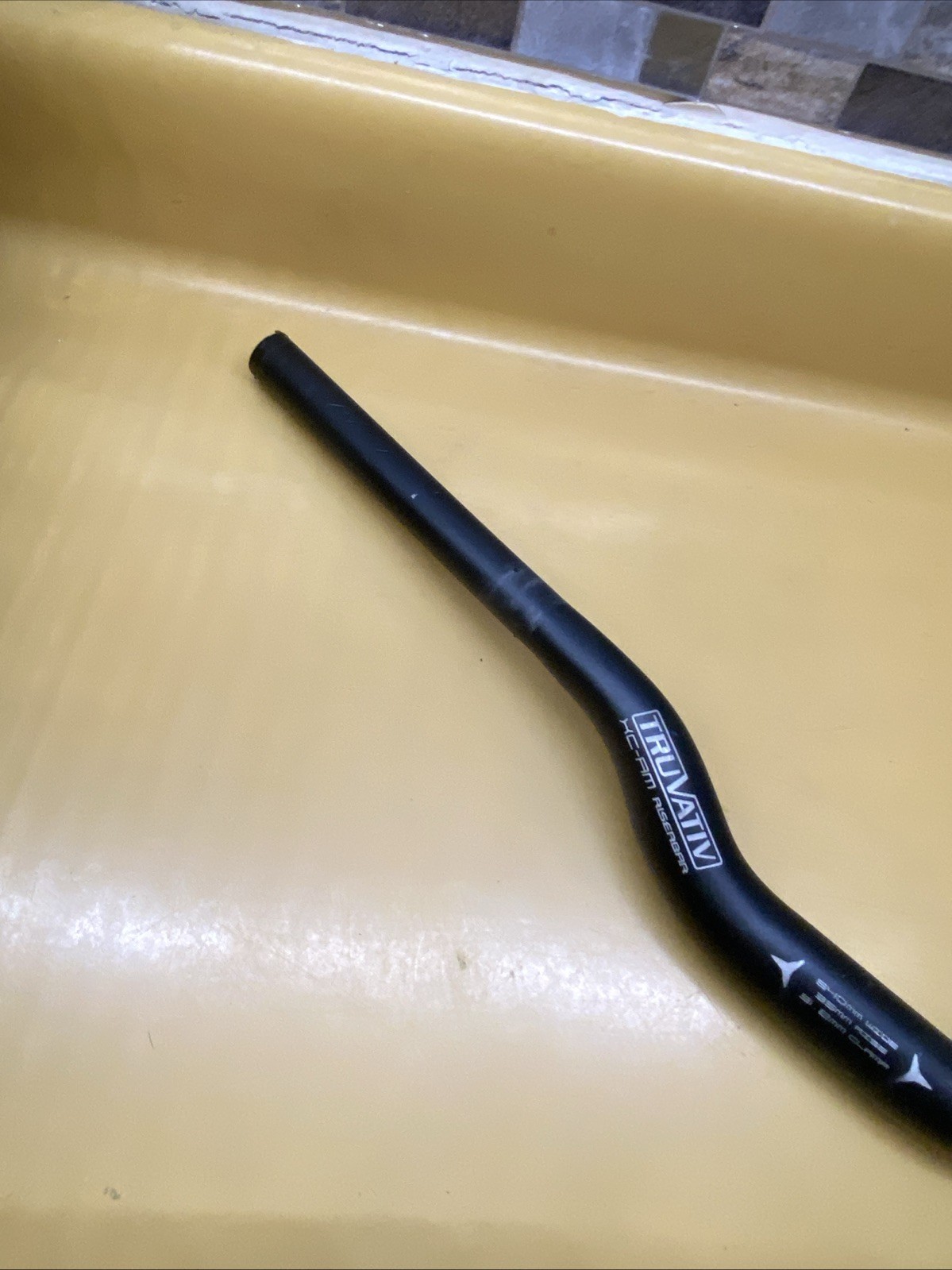 Black Truvativ XC-AM AL-66 XR 31.8 x 640mm X 35mm Riser Handlebar