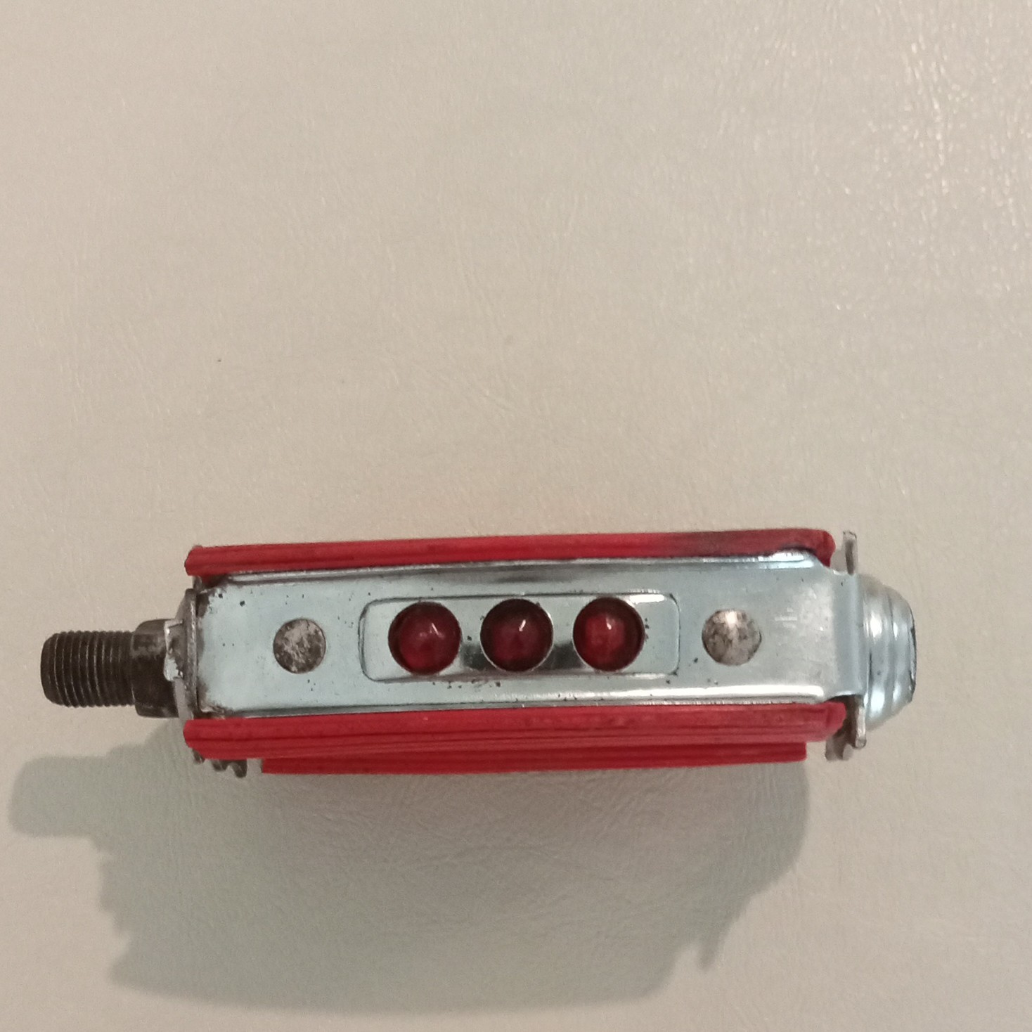 Red/Silver Flat/Bow Bicycle Pedals 1/2 in Axle Rubber Tread Jeweled Reflectors