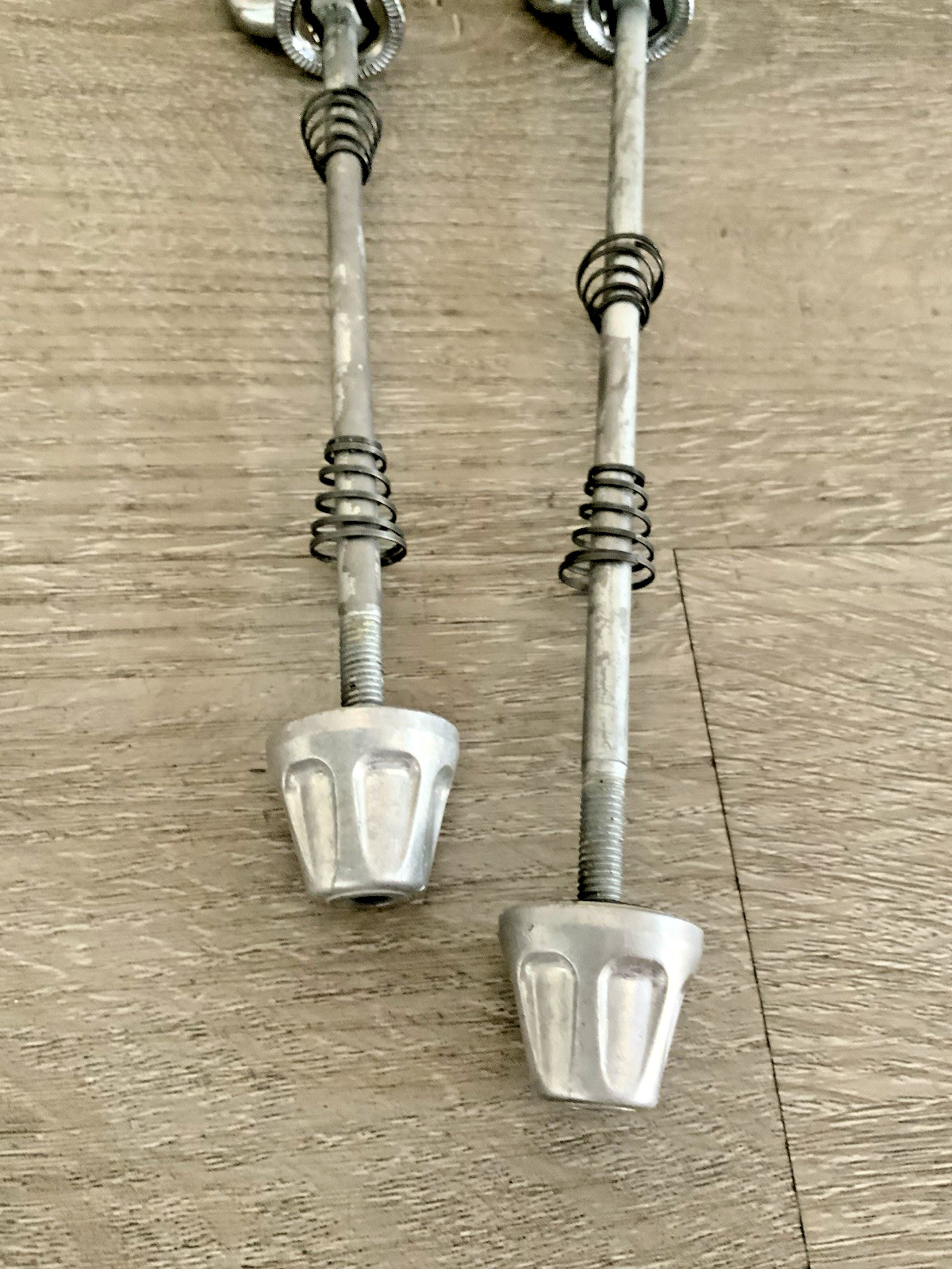 SHIMANO 600 QUICK RELEASE SKEWER SET 100-126 MM SPACING STEEL MODEL 6207