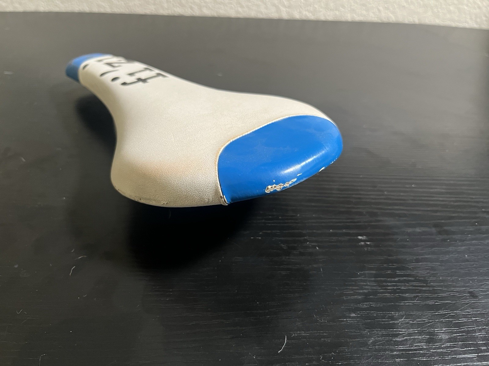 Fizik Bicycle Saddle Seat White/Blue/Black Manganese Rails 220g Universal