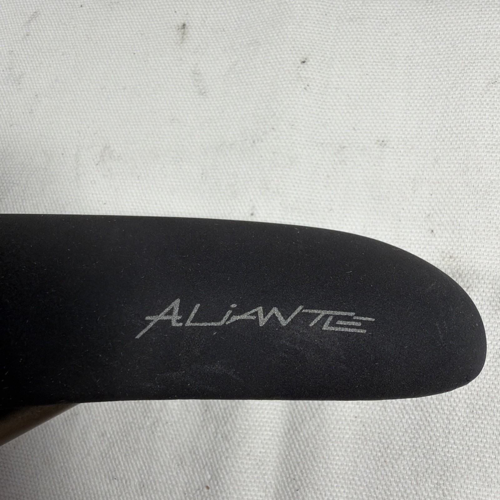Fizik Aliante R3 Large Saddle, 7x7mm Kium rails, Good condition
