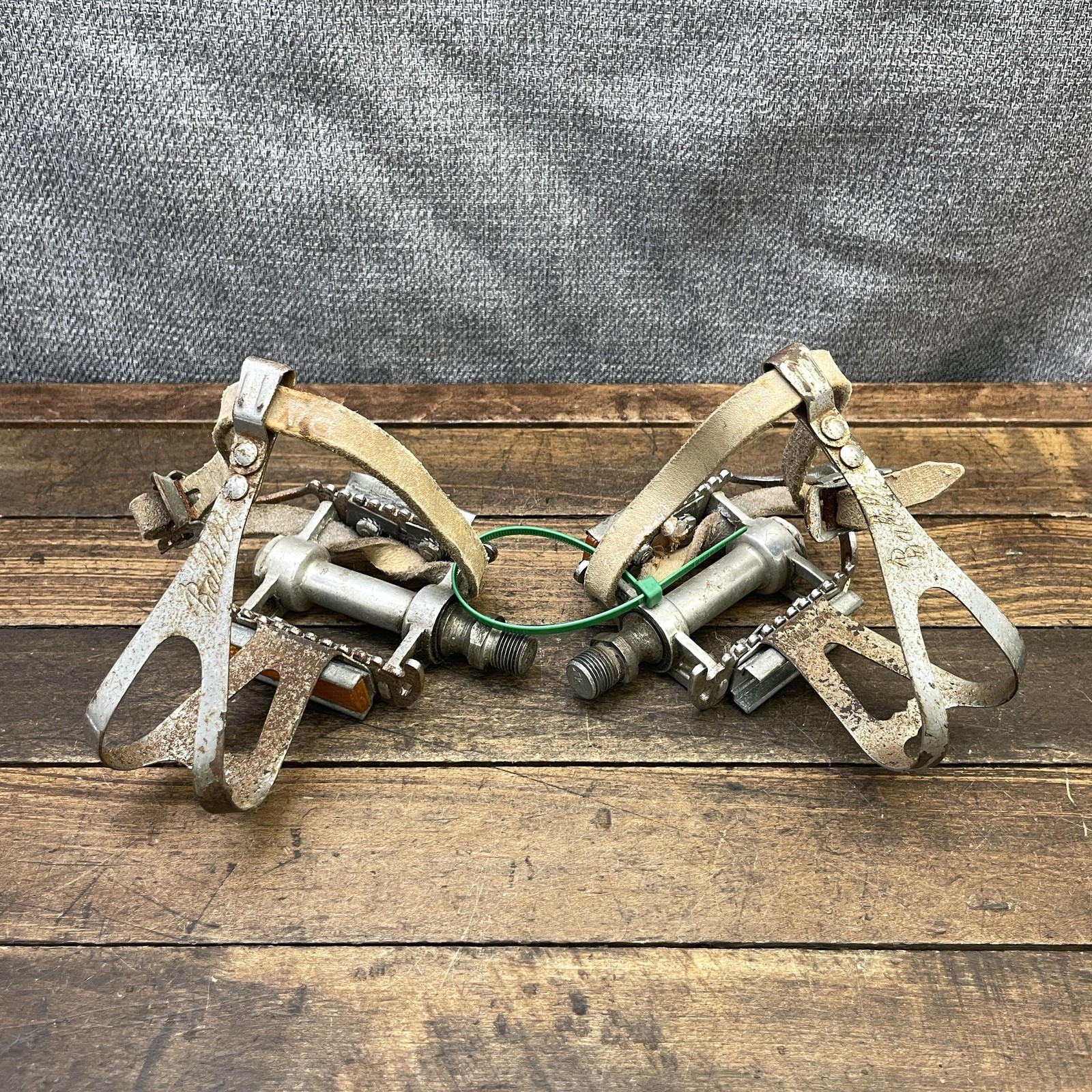 Vintage Atom 700 Quill Bike Pedals Toe Clips Leather Straps Silver Road 70s 80s