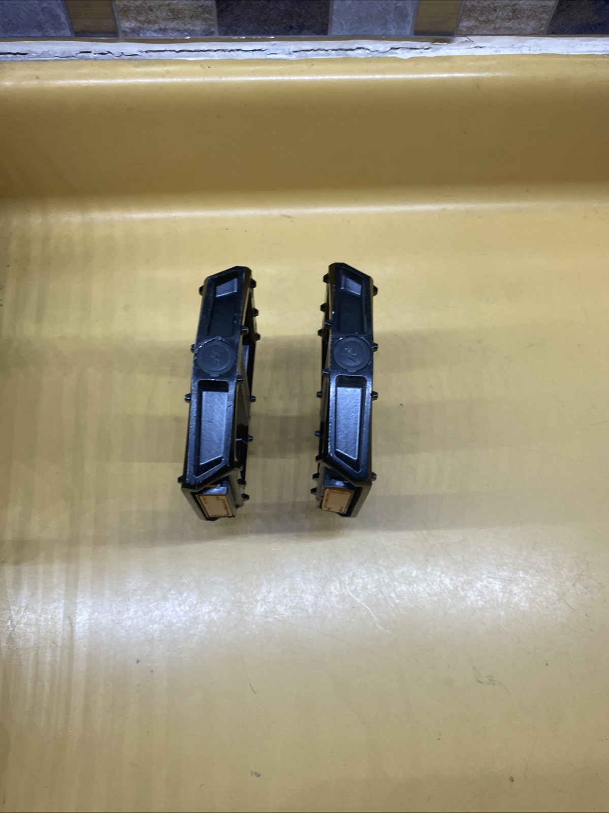 Black HF HF-708 Aluminum 9/16″ Flat / Platform Pinned MTB Pedals With Reflectors