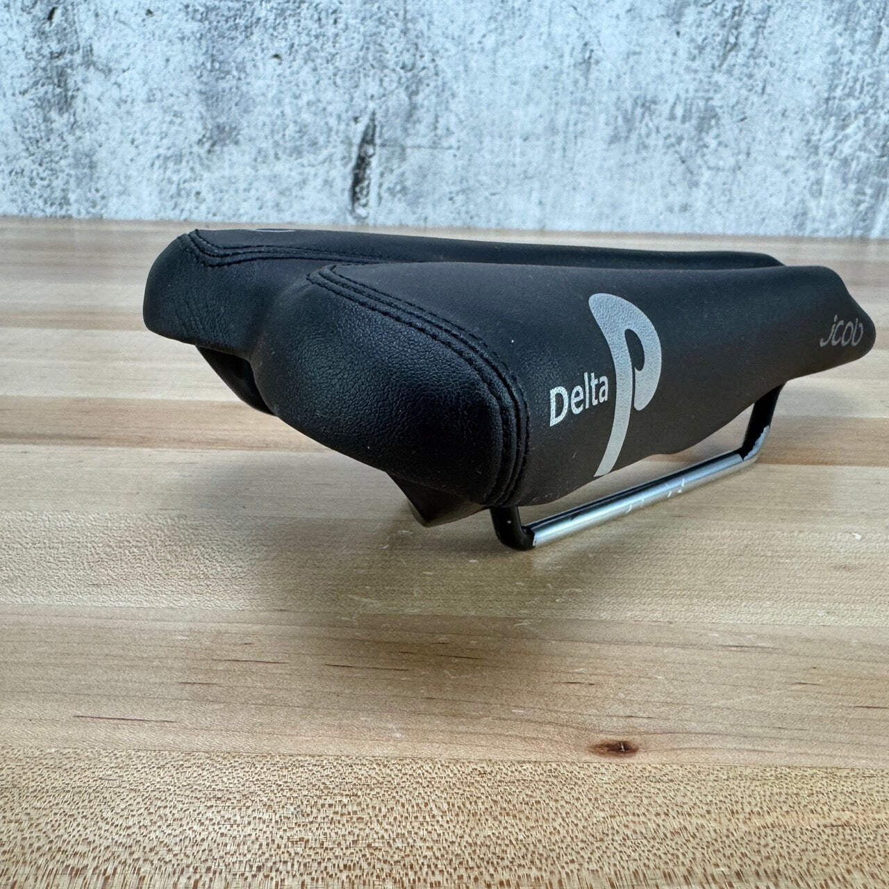 Low Mile! JCOB Delta P 7x7mm Hollow Cr-Mo Rails 130mm Bike Saddle 340g
