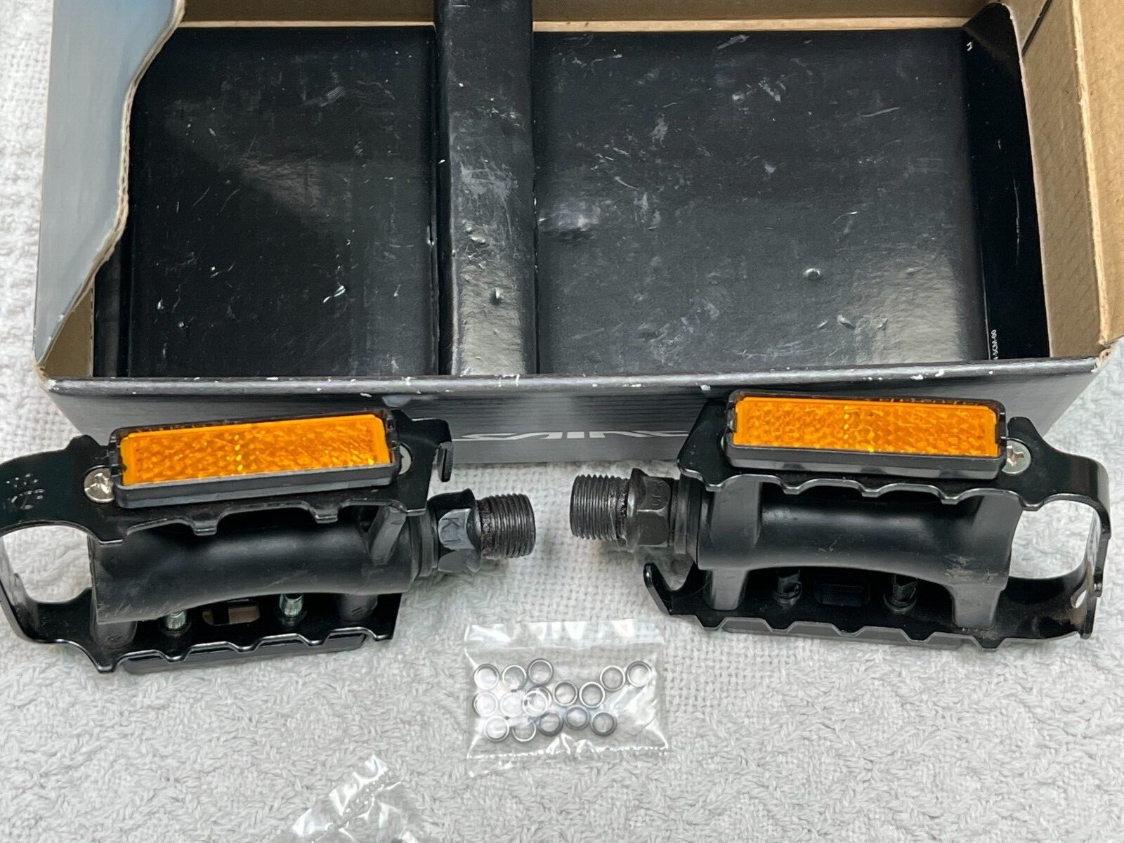 WELLGO MO85 BIKE PEDALS SHIMANO BOX TPP 4035 CATEYE RR-1 REFLECTORS