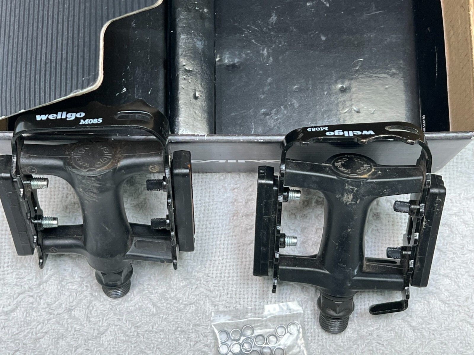 WELLGO MO85 BIKE PEDALS SHIMANO BOX TPP 4035 CATEYE RR-1 REFLECTORS