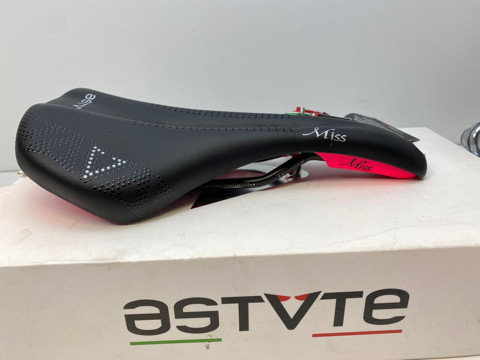 NEW Astute MISS LINE Women’s bicycle seat SADDLE 145mm Black/Pink Titan V rails