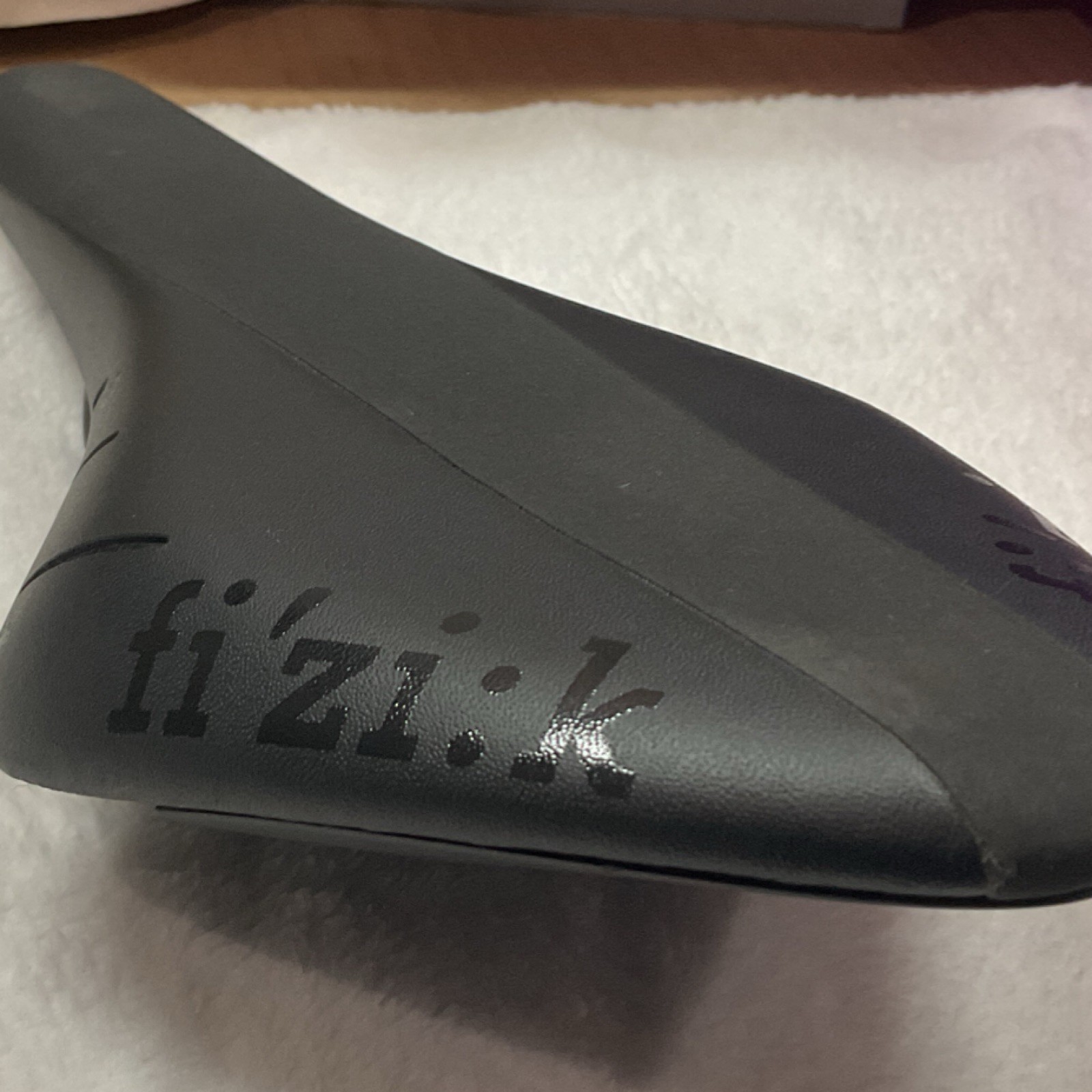 Fizik Arione R7 Black Racing Road Bike Saddle Synthetic Manganese Rails – Used