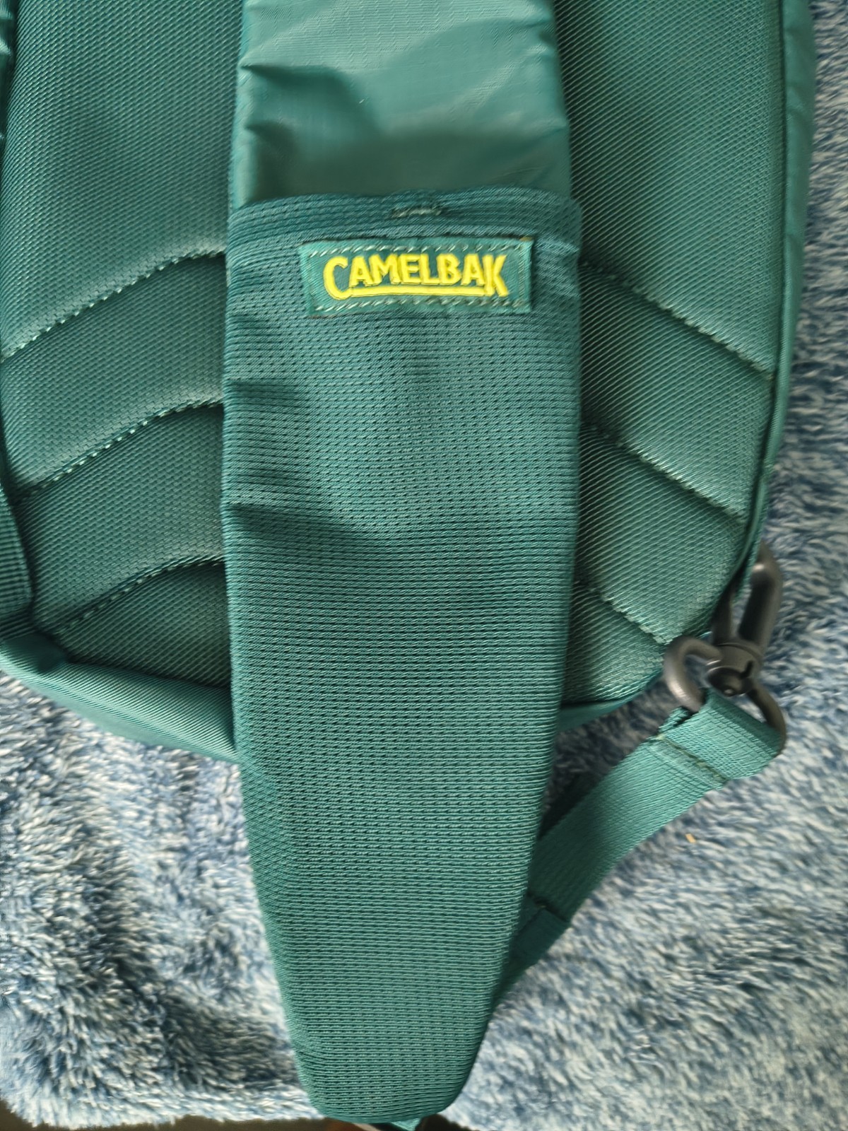 Camelbak New Arete 8 Sling Bag 32oz Compatible Green/Yellow