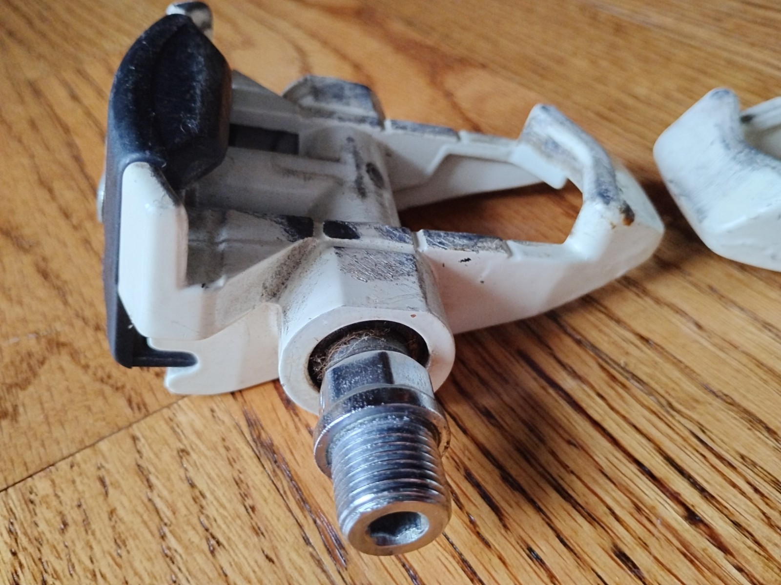Vintage 1980’s Look Clipless Pedals 9/16″ White