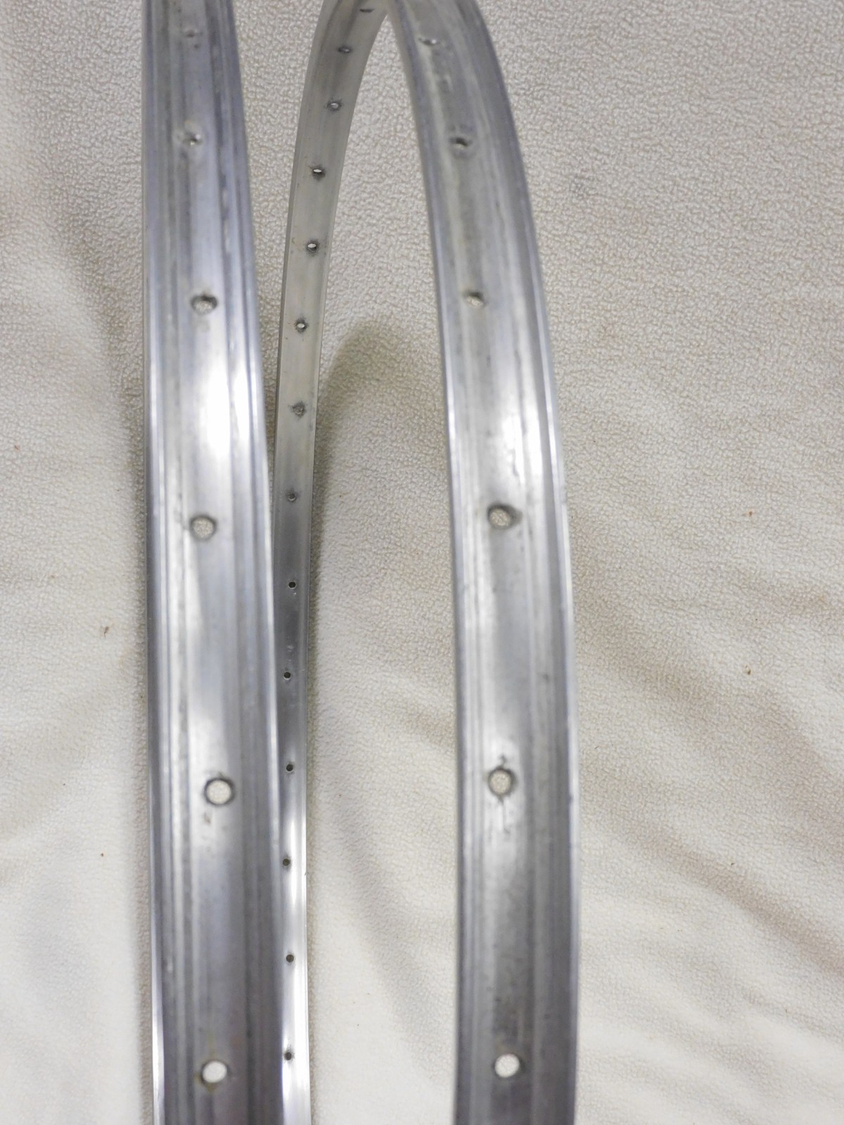 2 Unmarked Weinmann Style Single Wall Silver Clincher Rims 27″ 36H Schrader