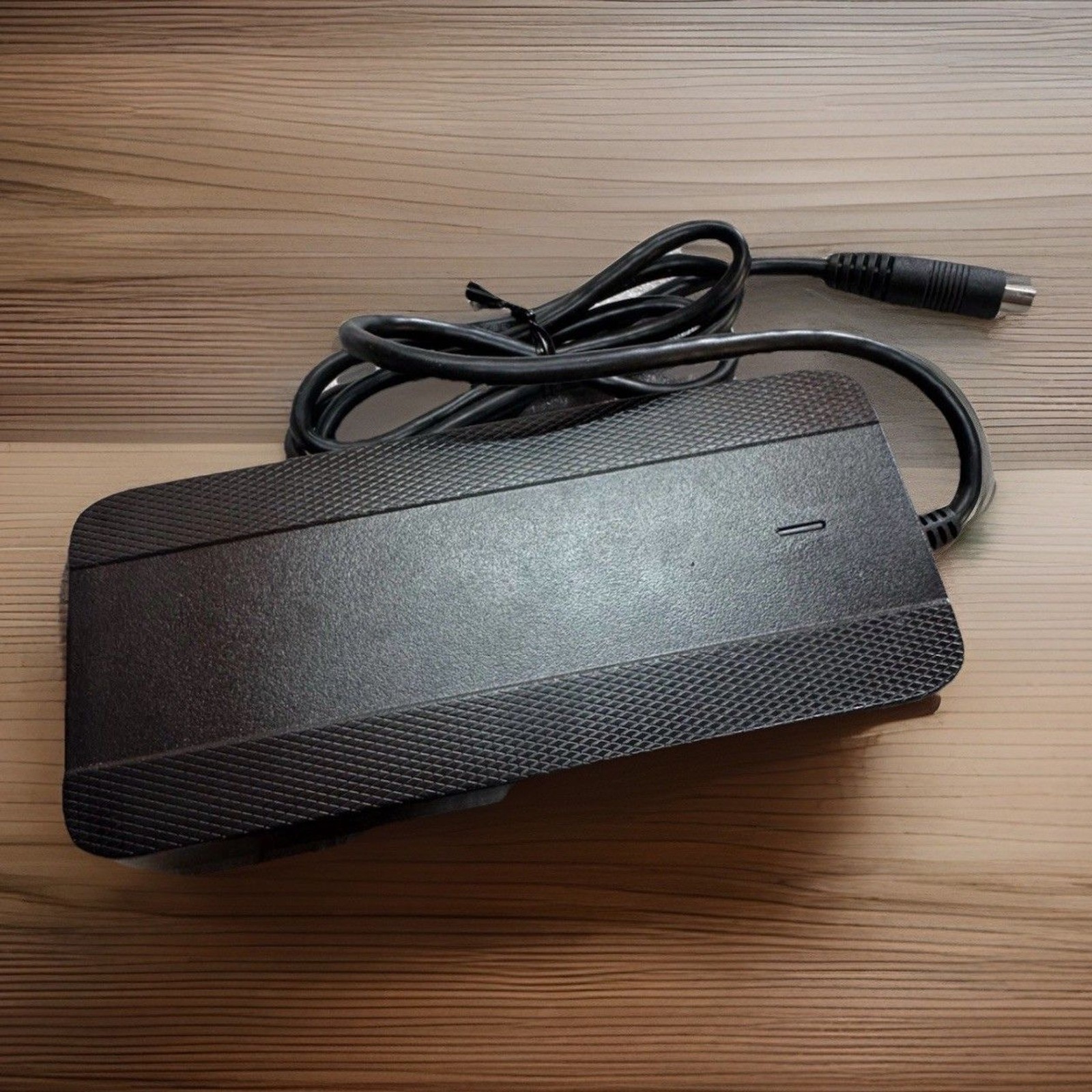 New MDA 42V 4.0A Li-ion Battery Charger BC222360040 UL 1012
