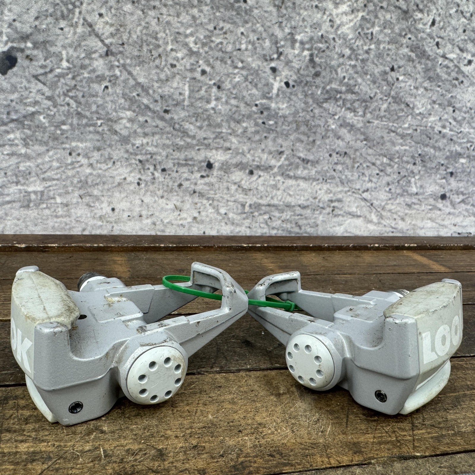 Vintage Look Road Racing Clipless Bike Pedals 9/16 Gray Pair 450g Composite