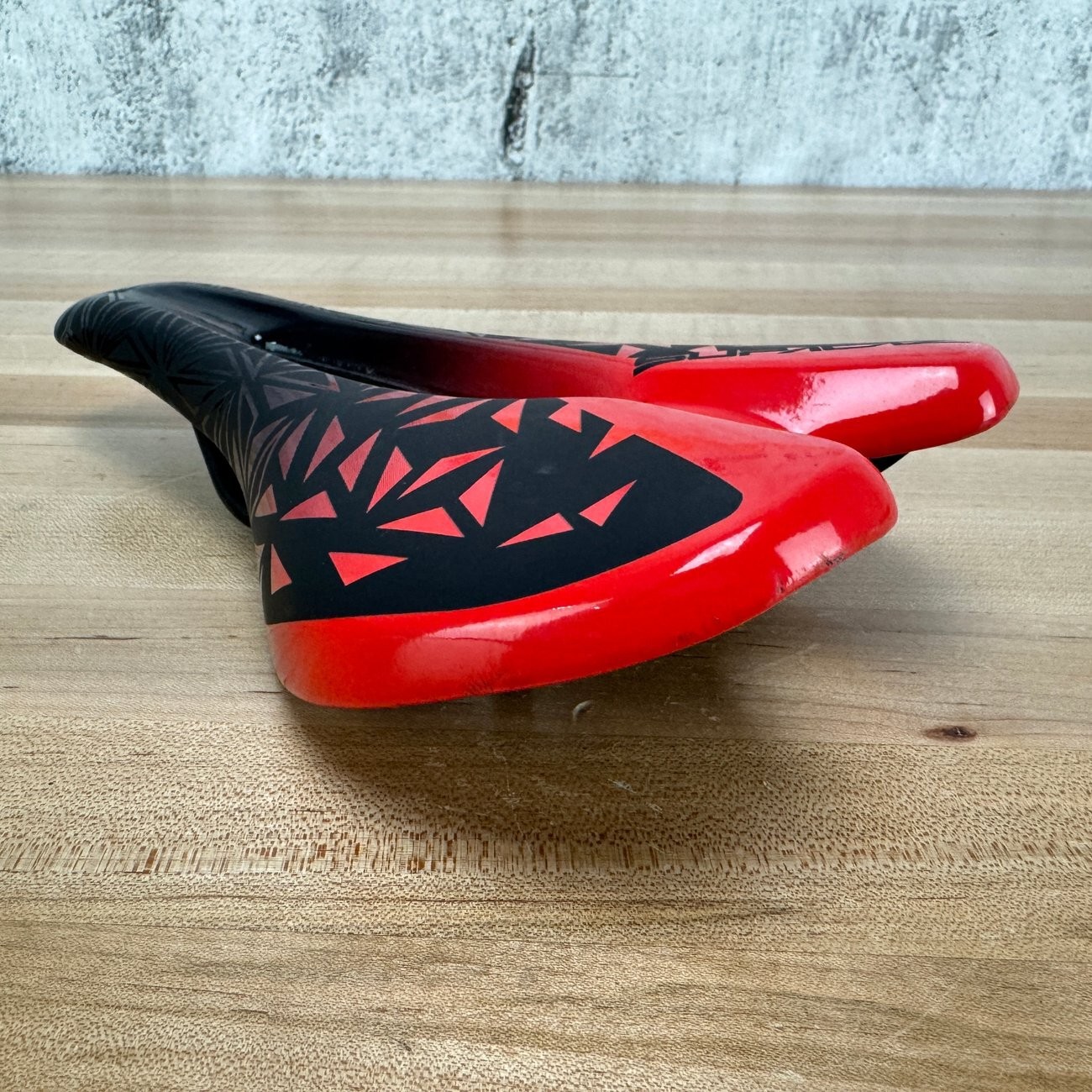 Supacaz Ignite 7x7mm Titanium Alloy Rails 143mm Black/Red Bike Saddle 251g