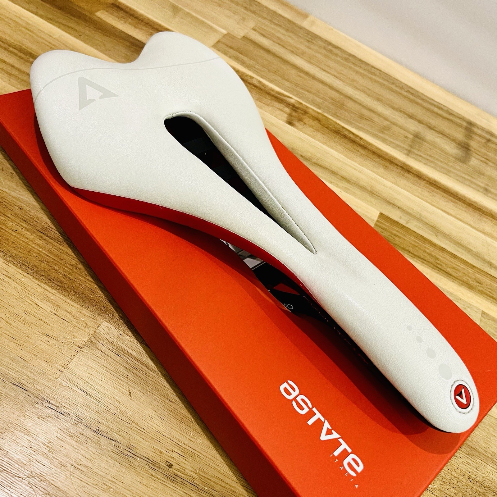 Astute Skylite VT Carbon Rail Saddle – White – Made In Italy – Original Box Used