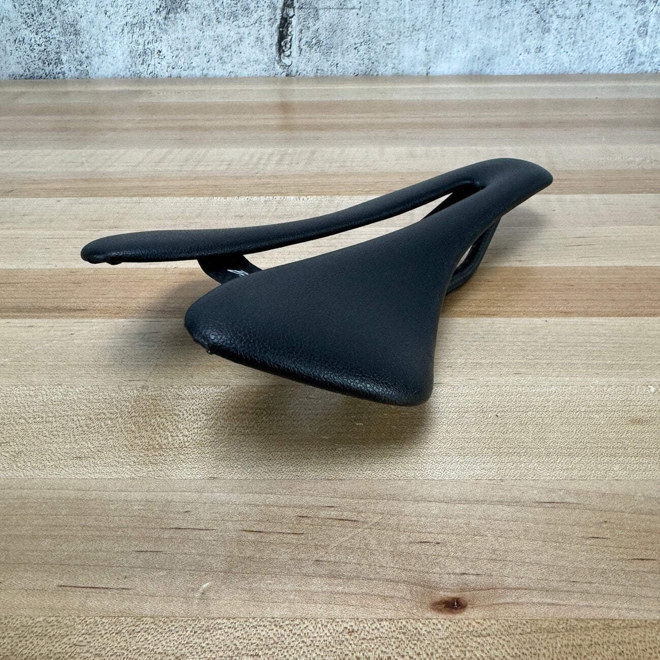 Light Use! Berk Lupina Short Padded Black 144mm 7x9mm Carbon Rails Saddle 95g
