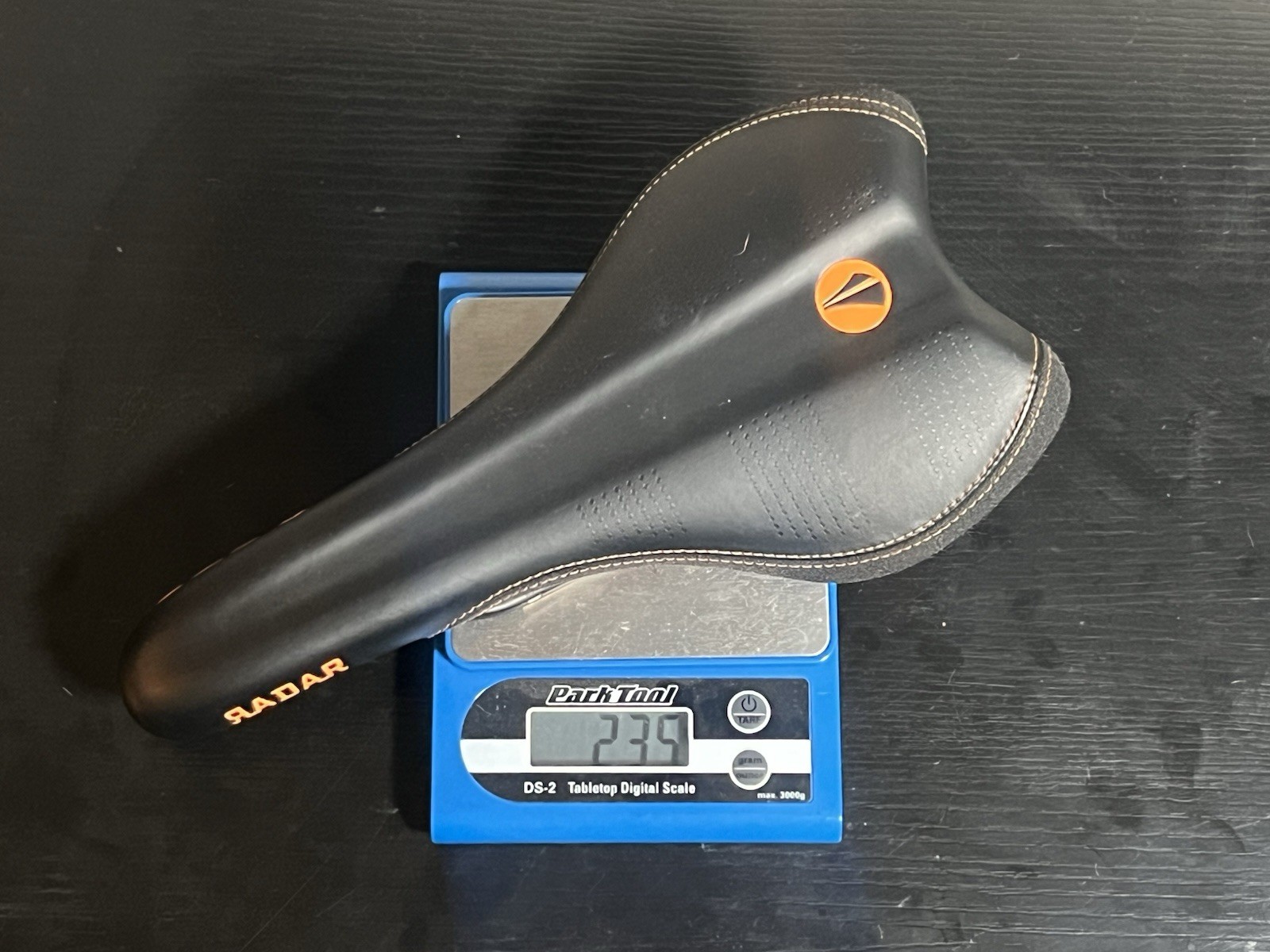 SDG Radar Saddle Black/Orange – 235g