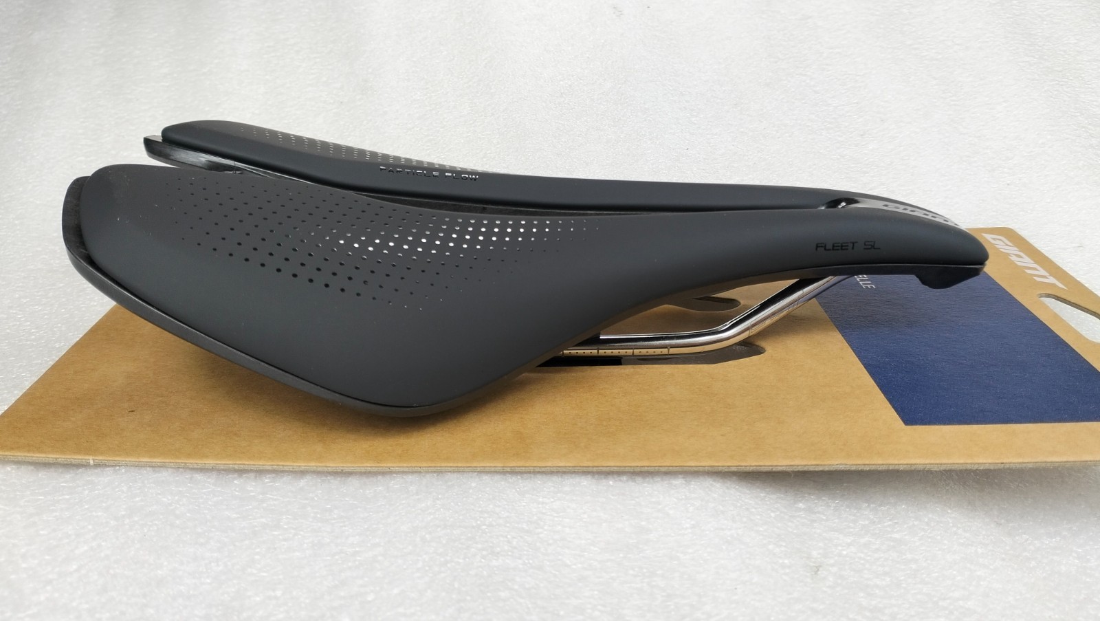 GIANT FLEET SL BLACK SADDLE 248X145MM SHORT NOSE CARBON COMPOSITE WEIGHT 222g