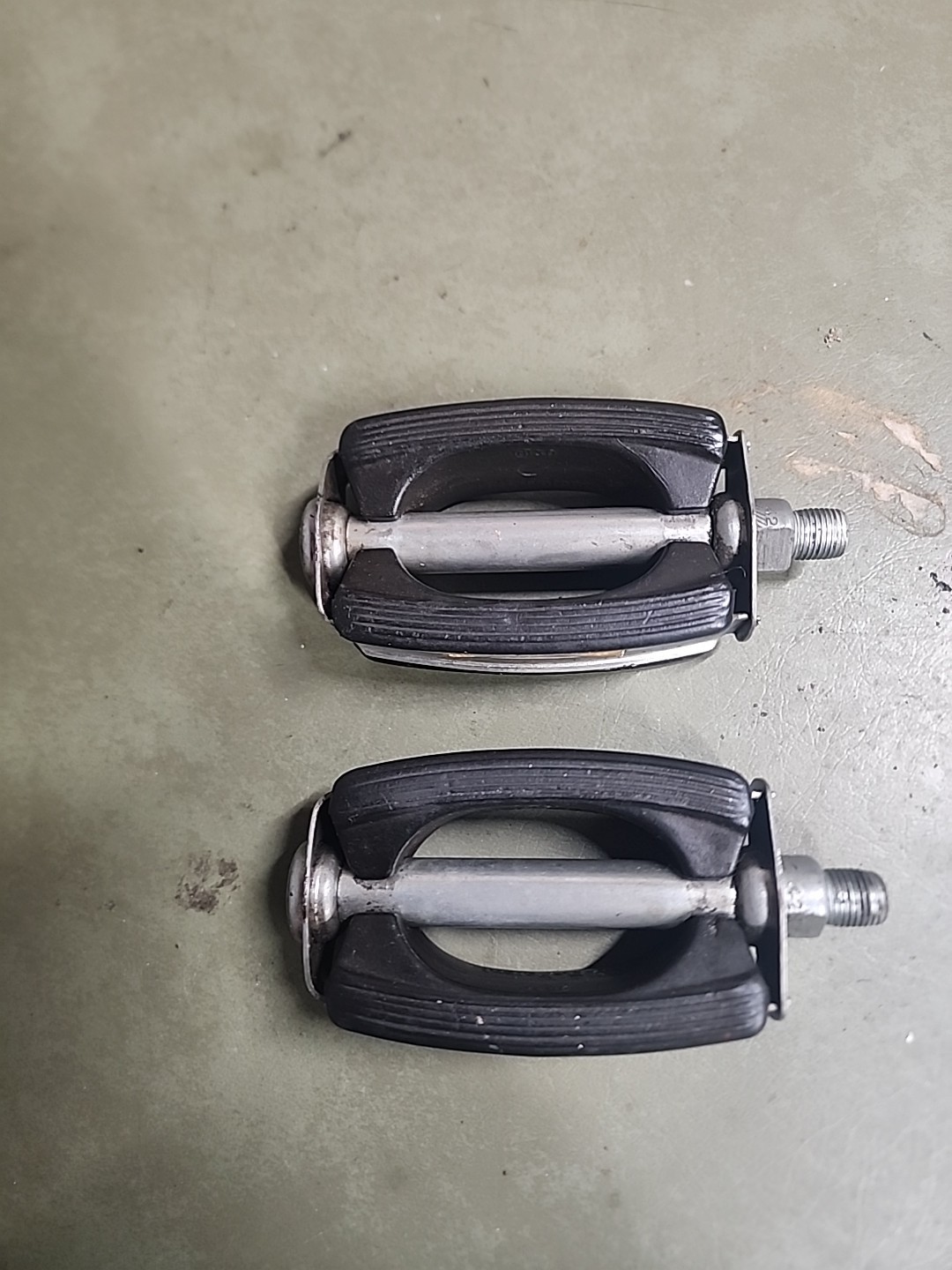 VINTAGE 70s SCHWINN BOW PEDALS w/ REFLECTORS 1/2″ KRATE STINGRAY FASTBACK L$$K