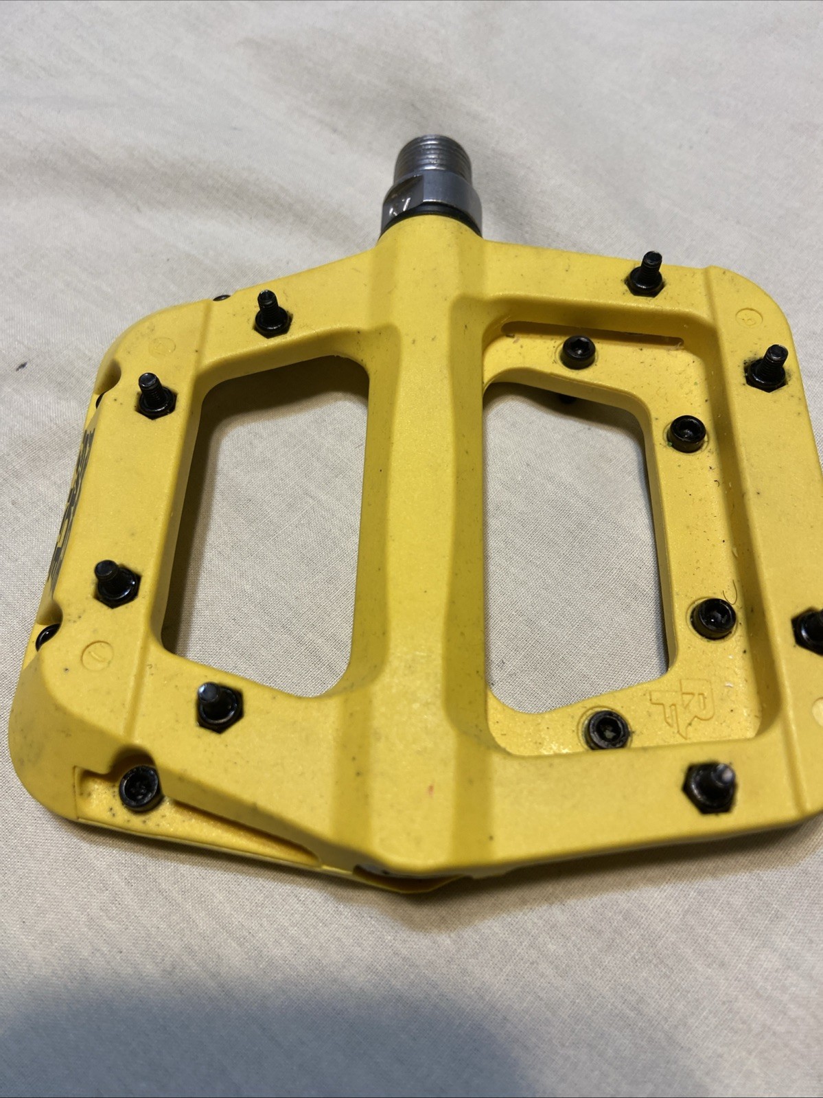 Race Face Chester Composite (R)Pedal (1/2-set ) 9/16″ – Yellow Replacement Pc.
