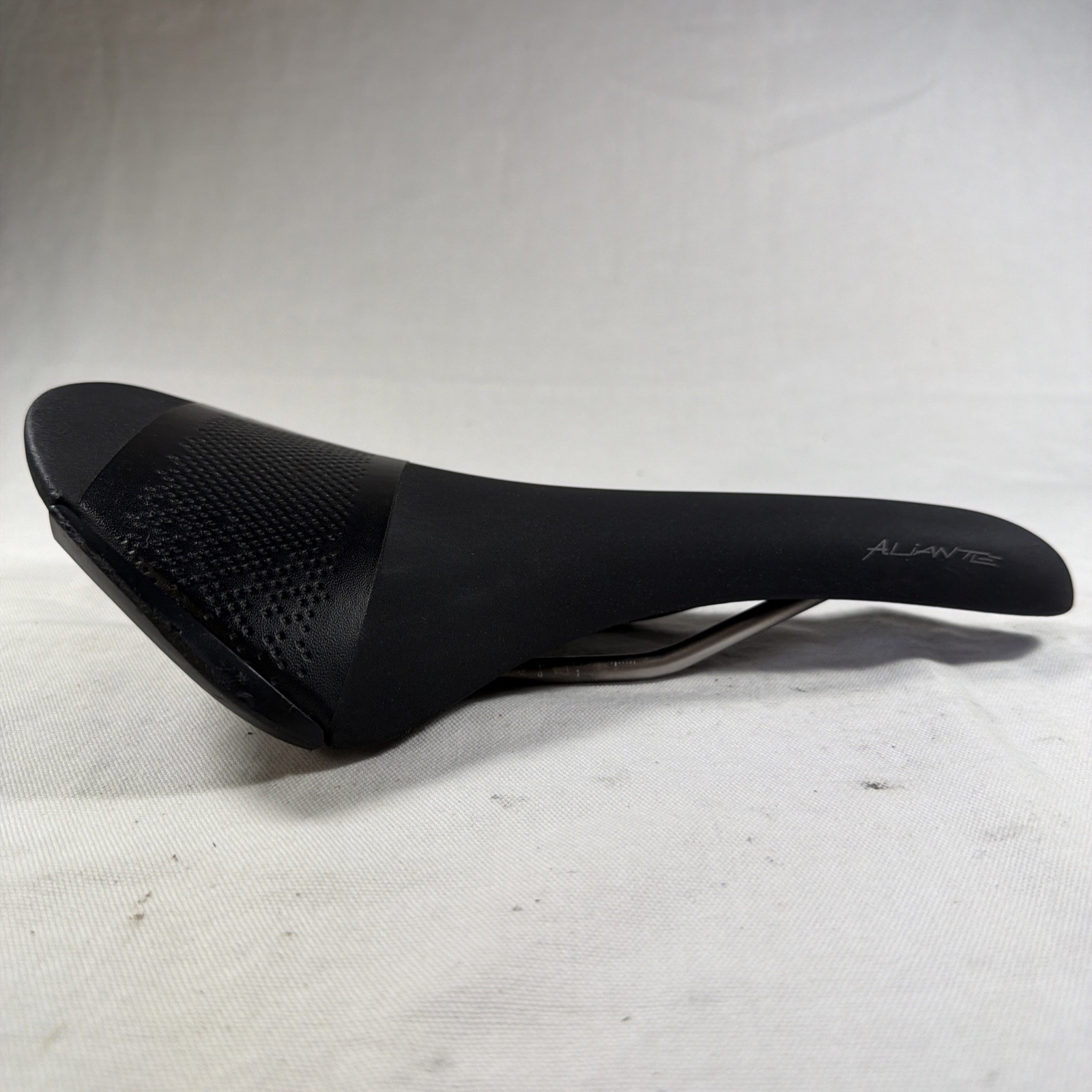 Fizik Aliante R3 Large Saddle, 7x7mm Kium rails, Good condition