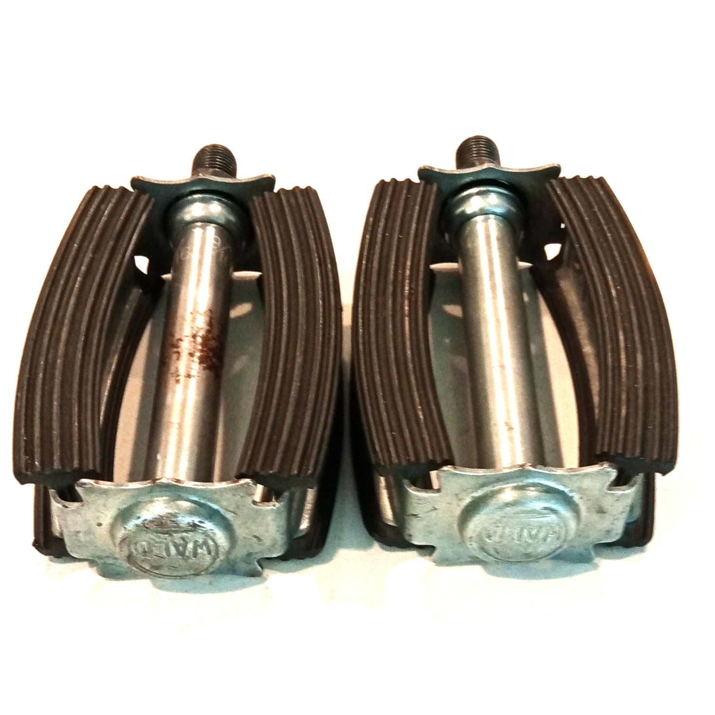 Wald 3 Hole Bow Pedals 1/2 in Axle Rubber/Steel Silver/Black Nice!