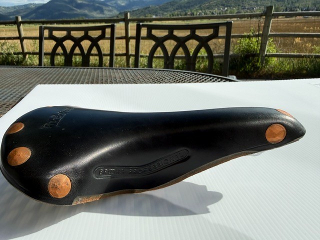NOS Vintage Brooks Professional «Pre-Softened» Leather Saddle – March 1999 – Unm