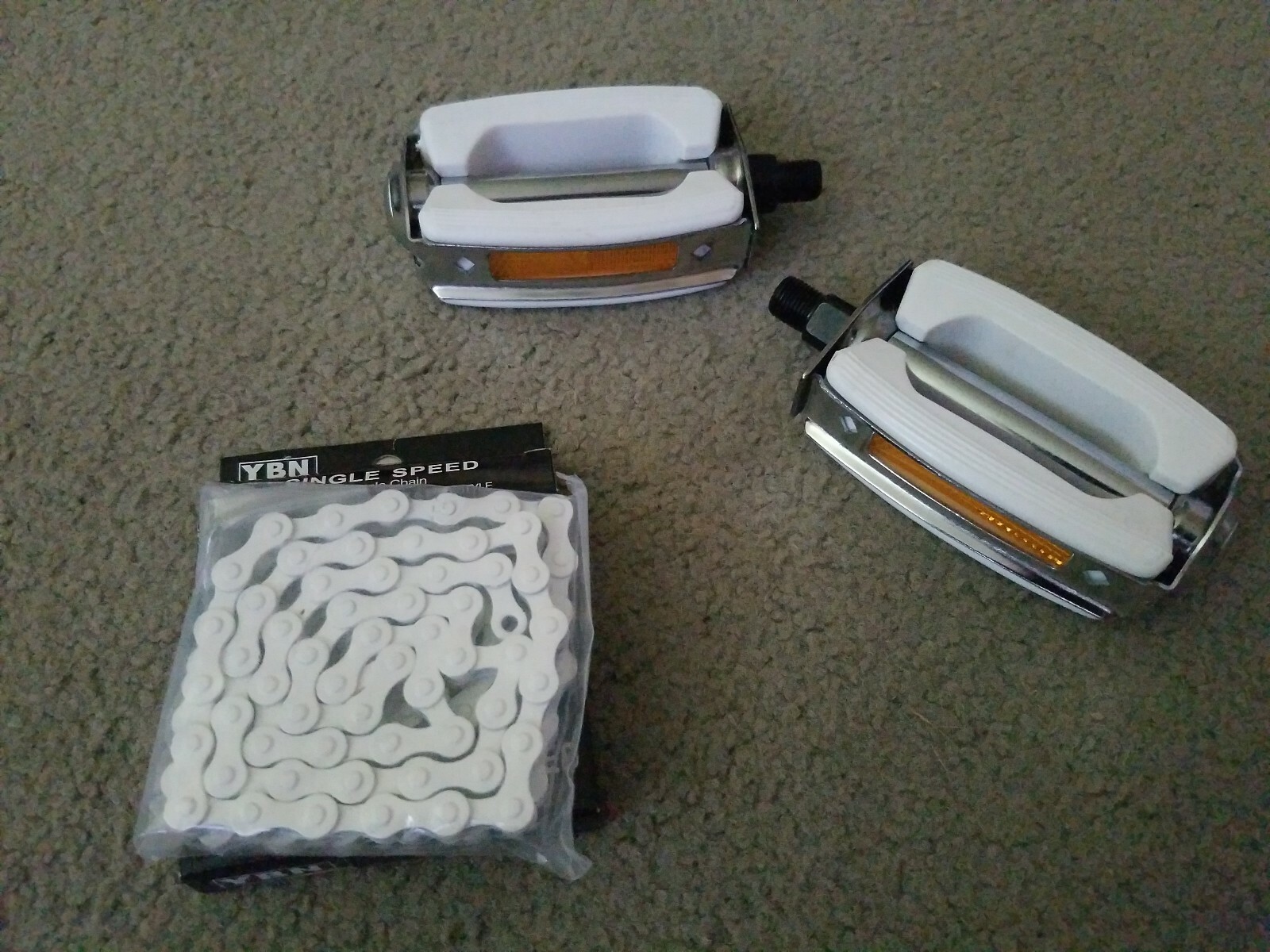 NEW 1/2″ BOW BICYCLE PEDALS WHITE ,SCHWINN STINGRAY KRATE CRUISER & WHITE CHAIN