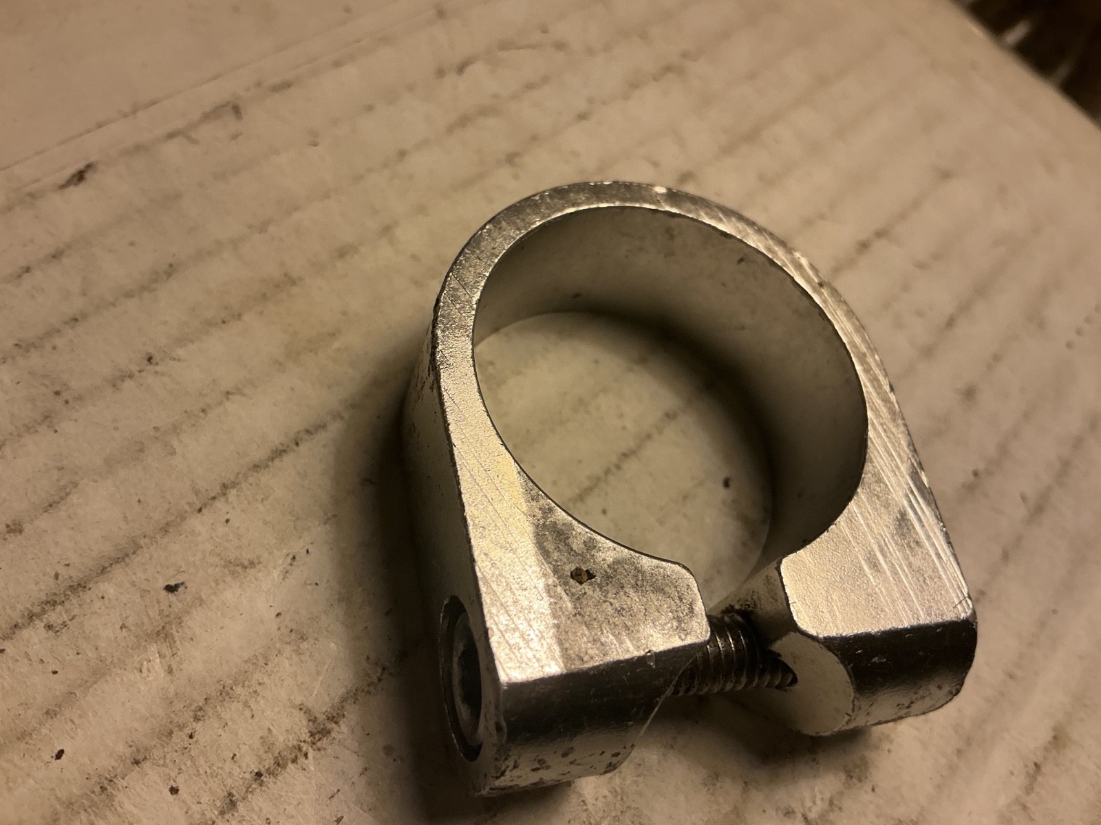 33mm seat clamp w/threaded bolt hole