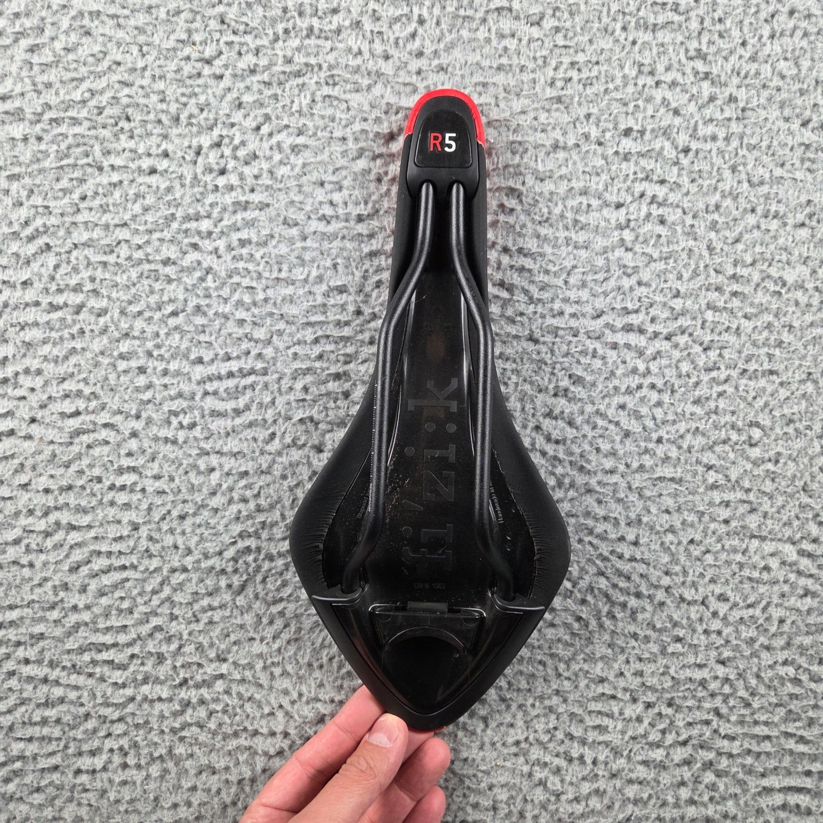 Fizik Arione R5 Bicycle Saddle Unisex 300mm Red Black Wing Flex Road Bike Seat