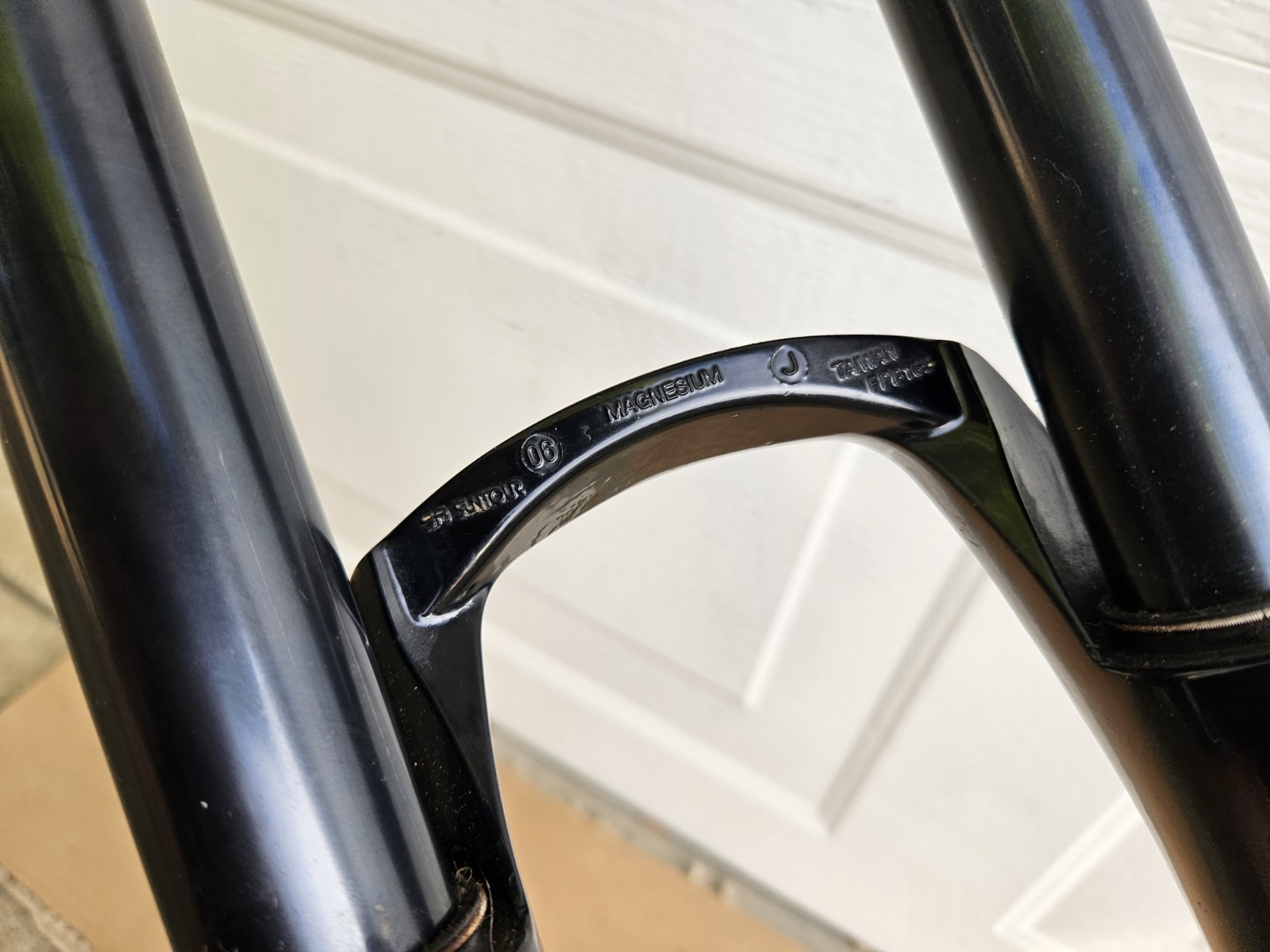 26″ Suntour Epicon 1-1/8″ Threadless Air Suspension Fork Magnesium Black