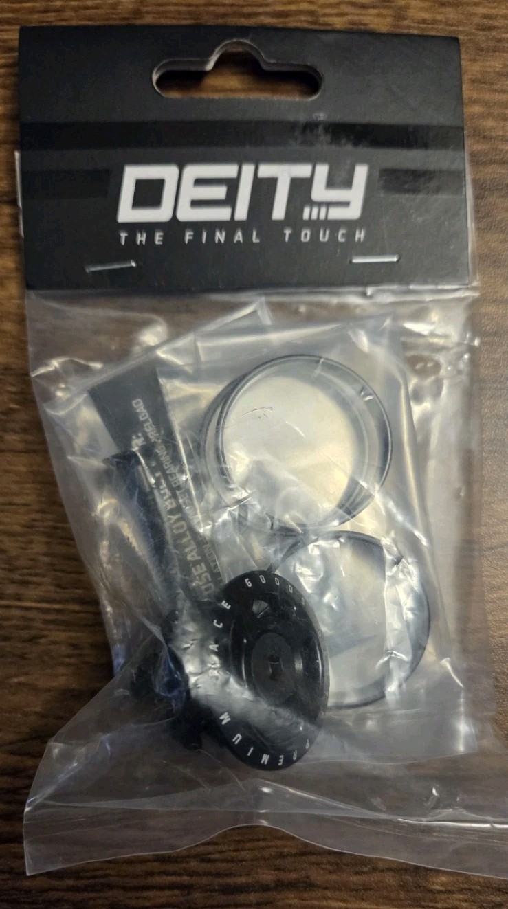 New Deity Crosshair Topcap and headset spacers 1-1/8» Black 26-CRS HR-BK