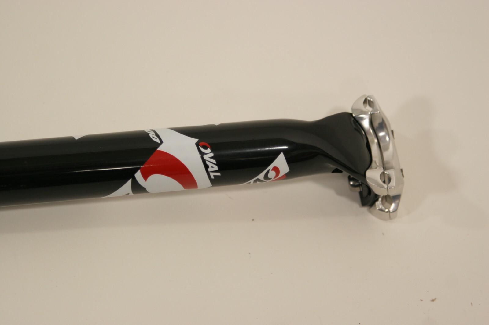 Oval Concepts 600 Alloy 2 bolt Seat post 31.6 x 400 mm SP50