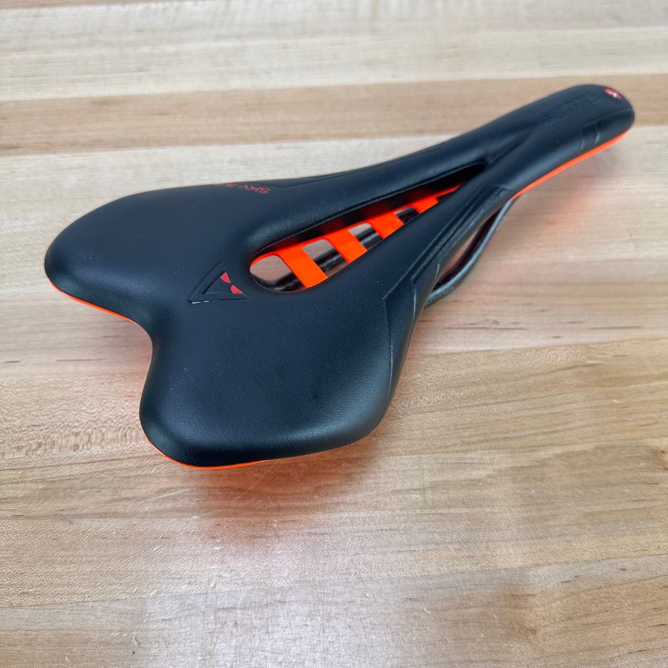 Low Mile! Astute Sky Lite 3.0 7x9mm Carbon Rails 135mm Bike Saddle 196g