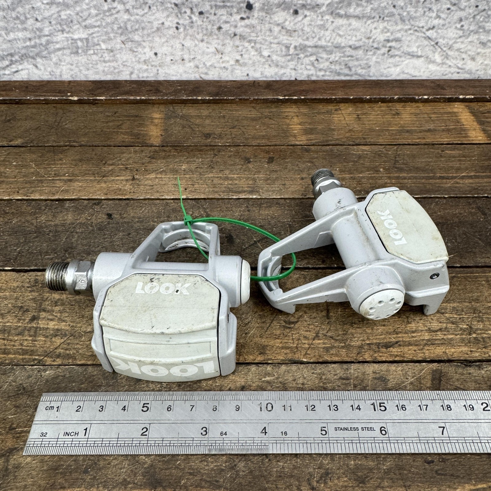 Vintage Look Road Racing Clipless Bike Pedals 9/16 Gray Pair 450g Composite
