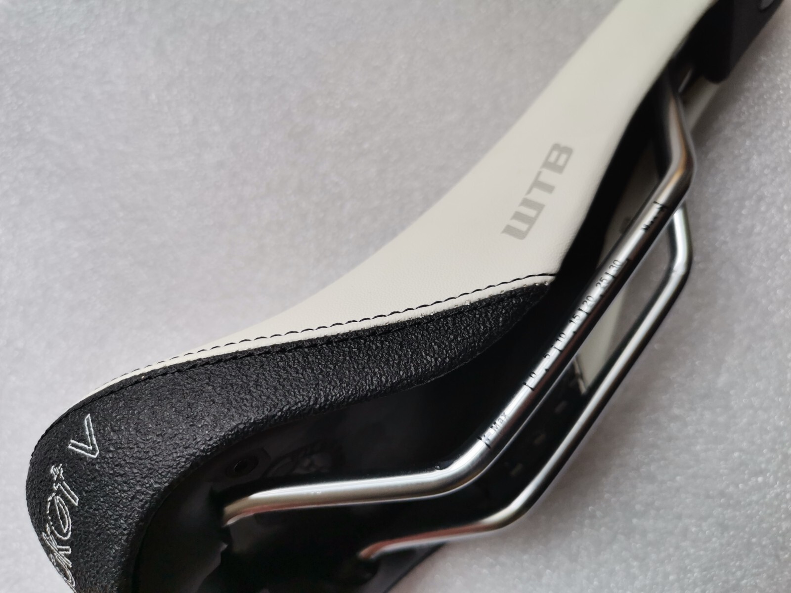 NEW WTB ROCKET V SADDLE SEAT MTB CITY BIKE WHITE 268mm x 130mm