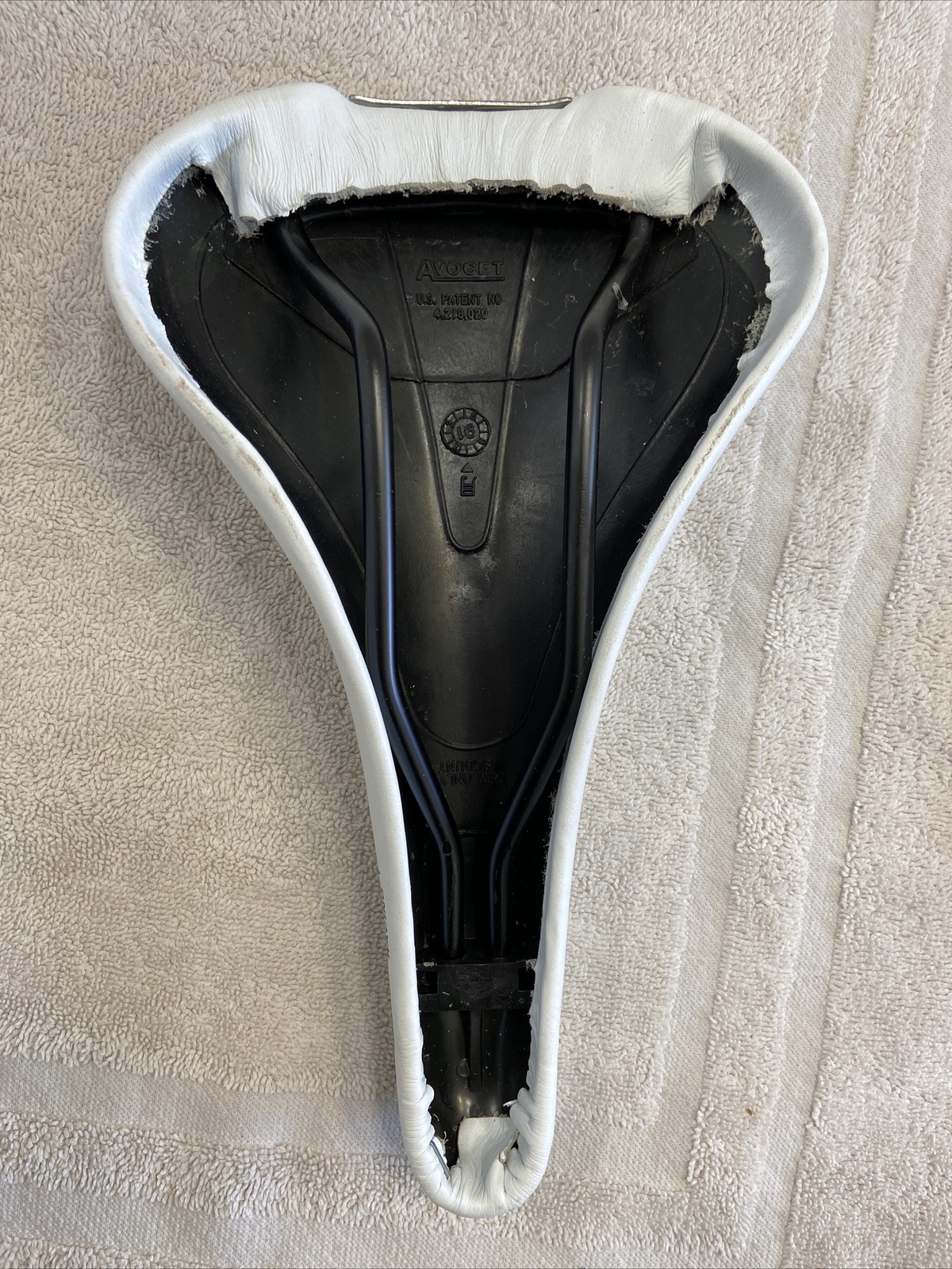 Avocet Racing I saddle NOS – White + pair of Avocet white nylon toe straps