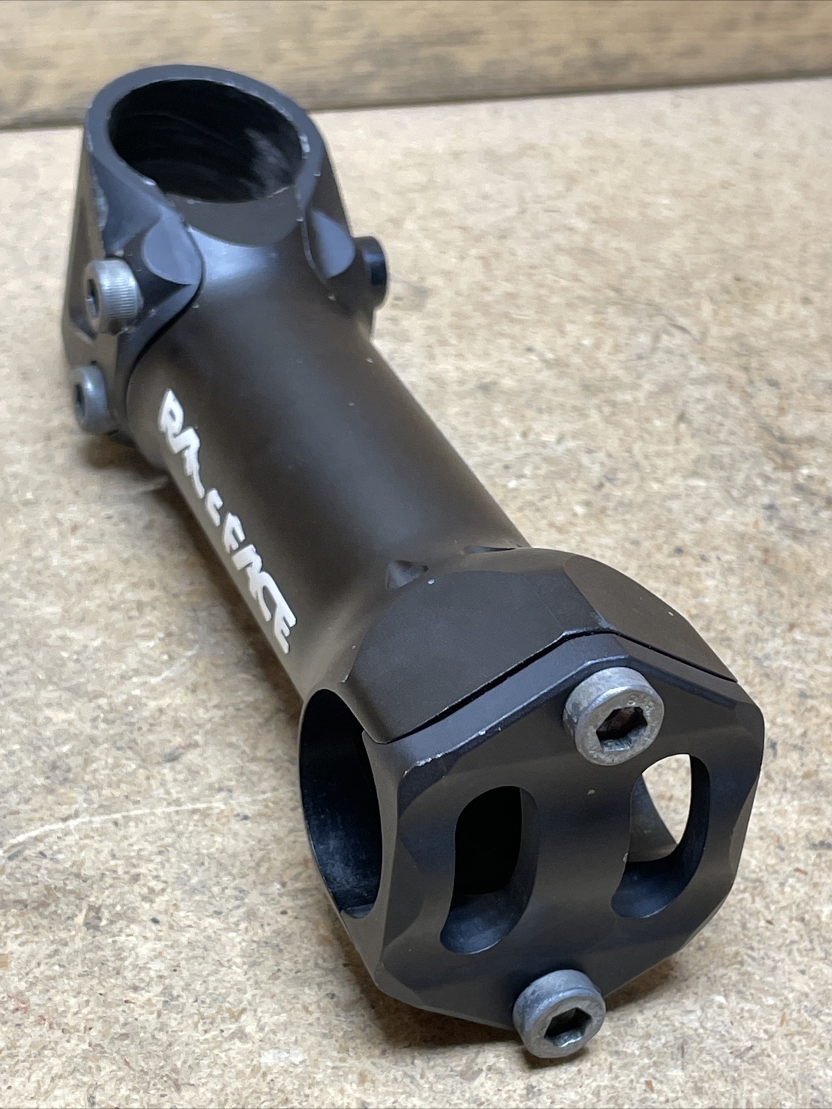 Race Face System ATB Stem 25.4mm Clamp, 125mm Length, 12° Rise, 1-1/8″ Steer