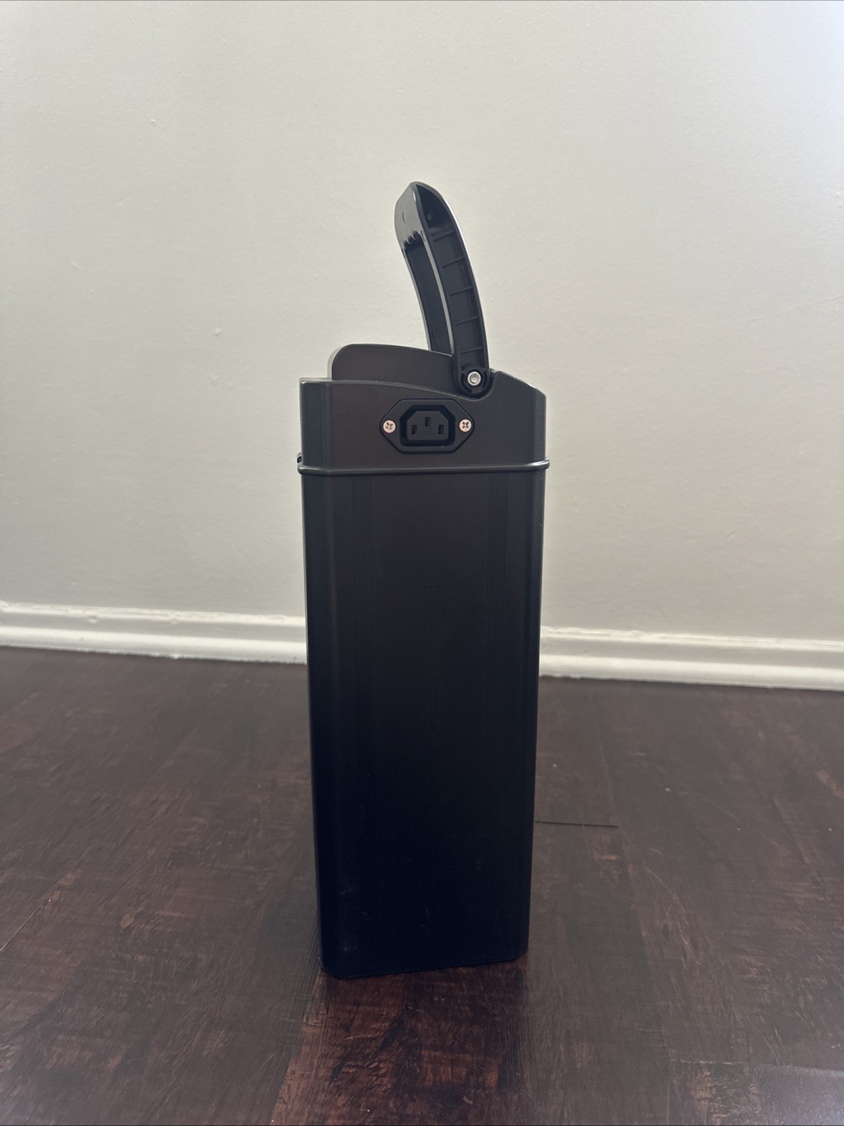 An ebike battery v48,500w, working fully good keys are with it and the charger.