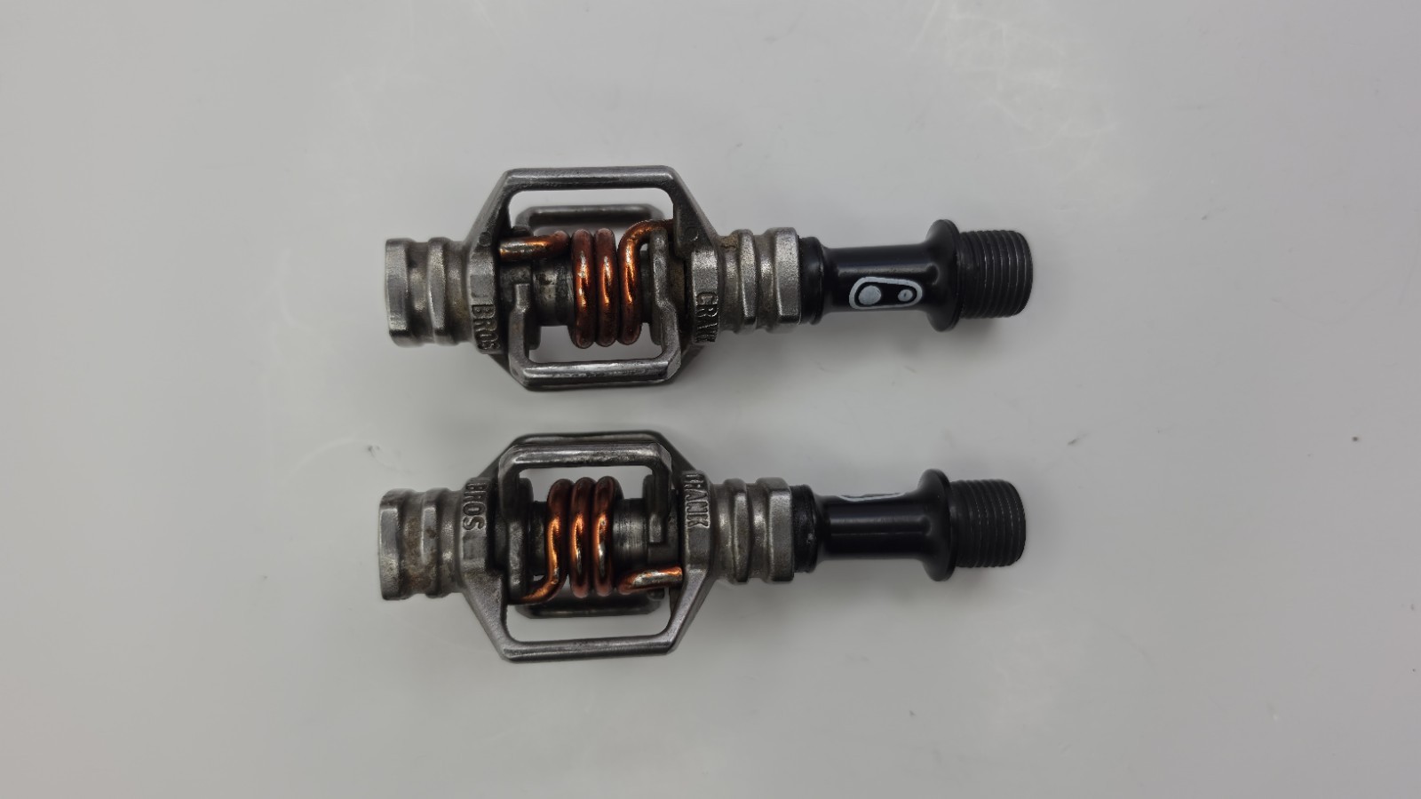Crankbrothers Egg Beater SL Clipless Pedals Silver/Black/Orange 9/16″ + Cleats