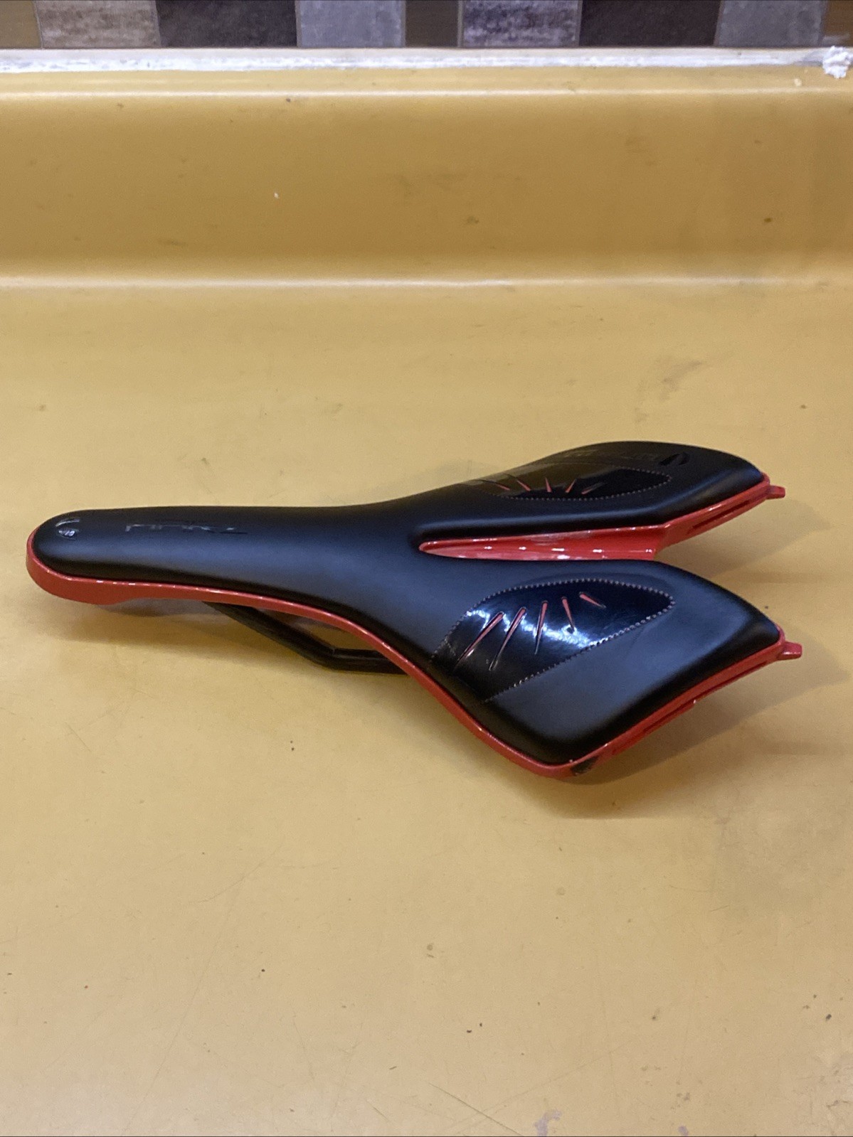Black & Red UNION SPORT HARZ 265mm x 145mm Carbon Rail Saddle