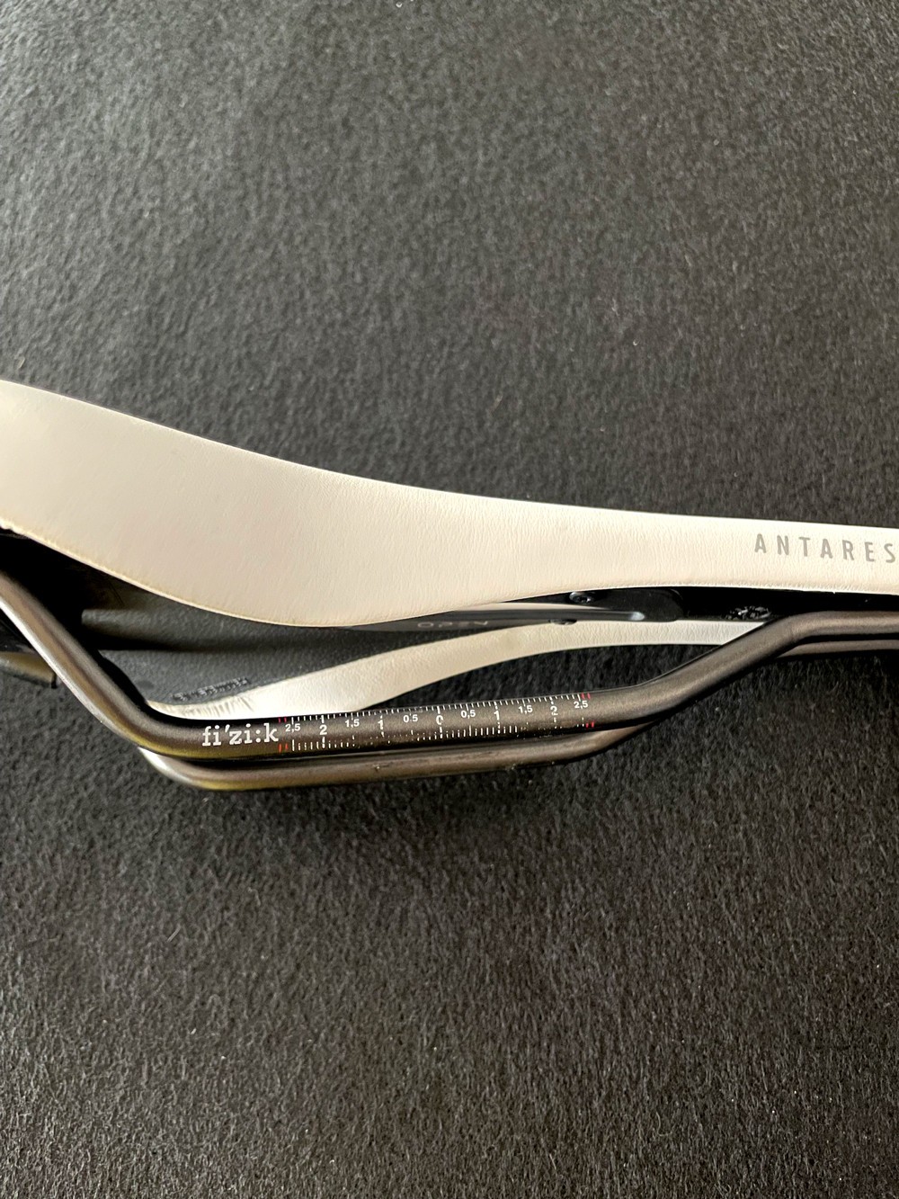 NEW Fizik Antares R3 Open Road Bike Saddle (White 141mm) Regular Kium Rail Seat