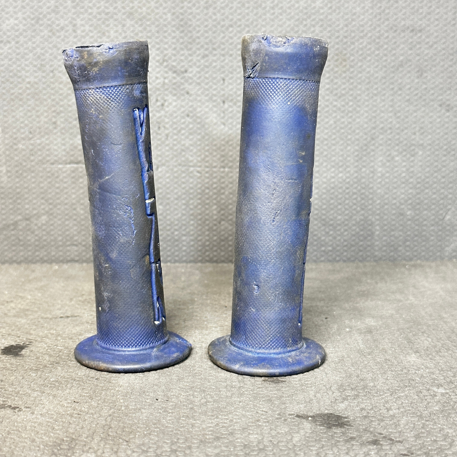 Vintage Sinz BMX Handlebar Grips Blue Slip On 5.25 in Flared Bicycle