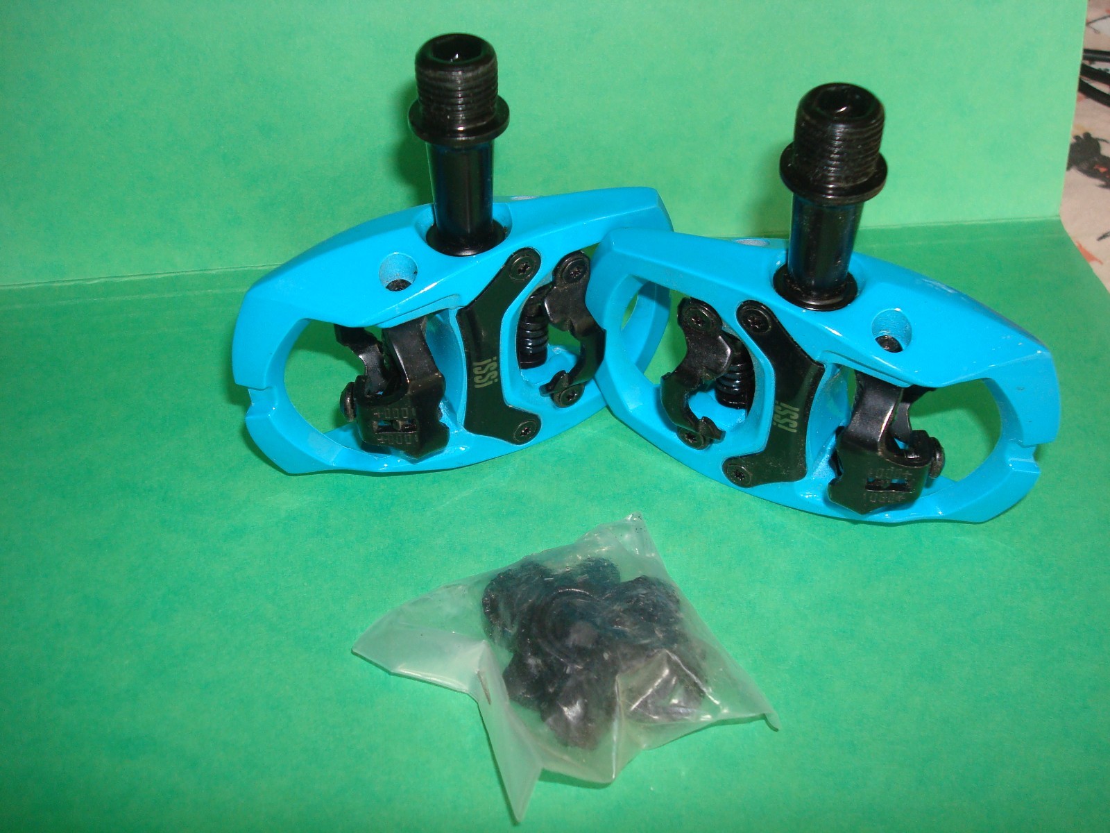 iSSi Trail II Clipless SPD Pedal- Dual Sided Bright Teal with cleats