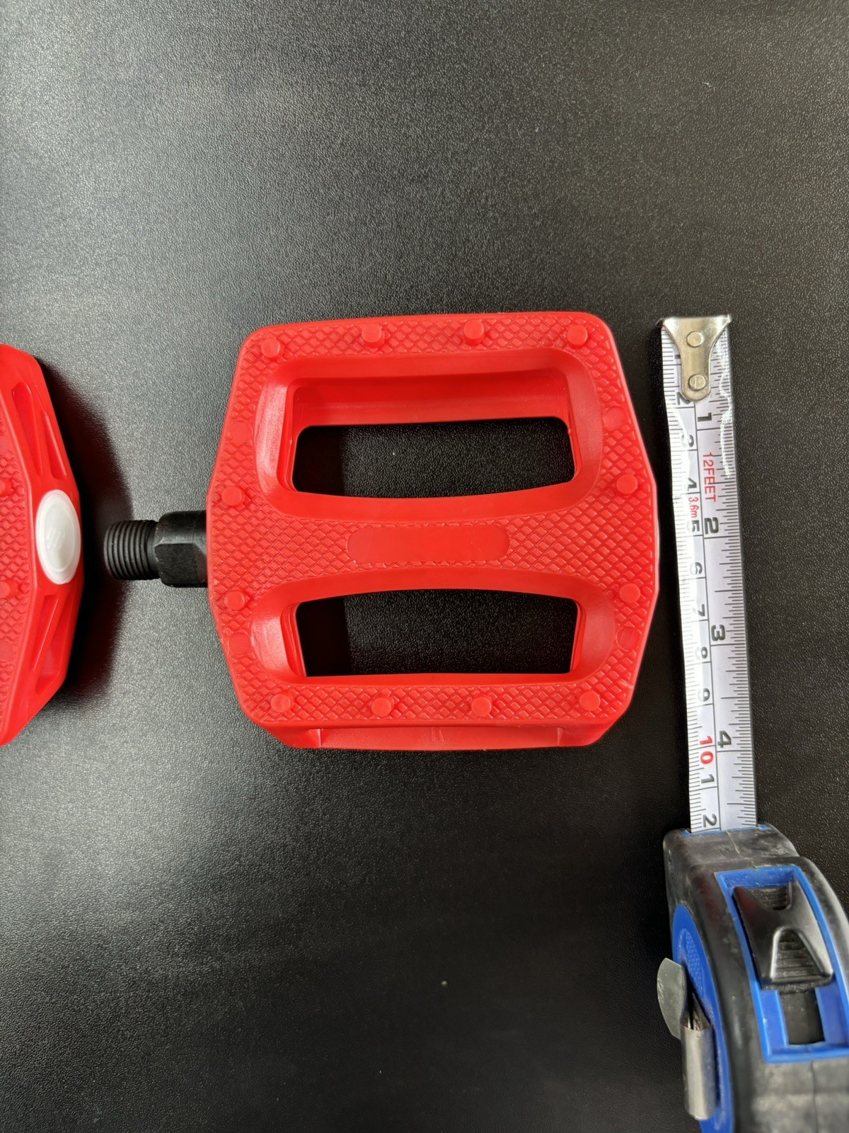Resin Body Pedals 9/16″ RED