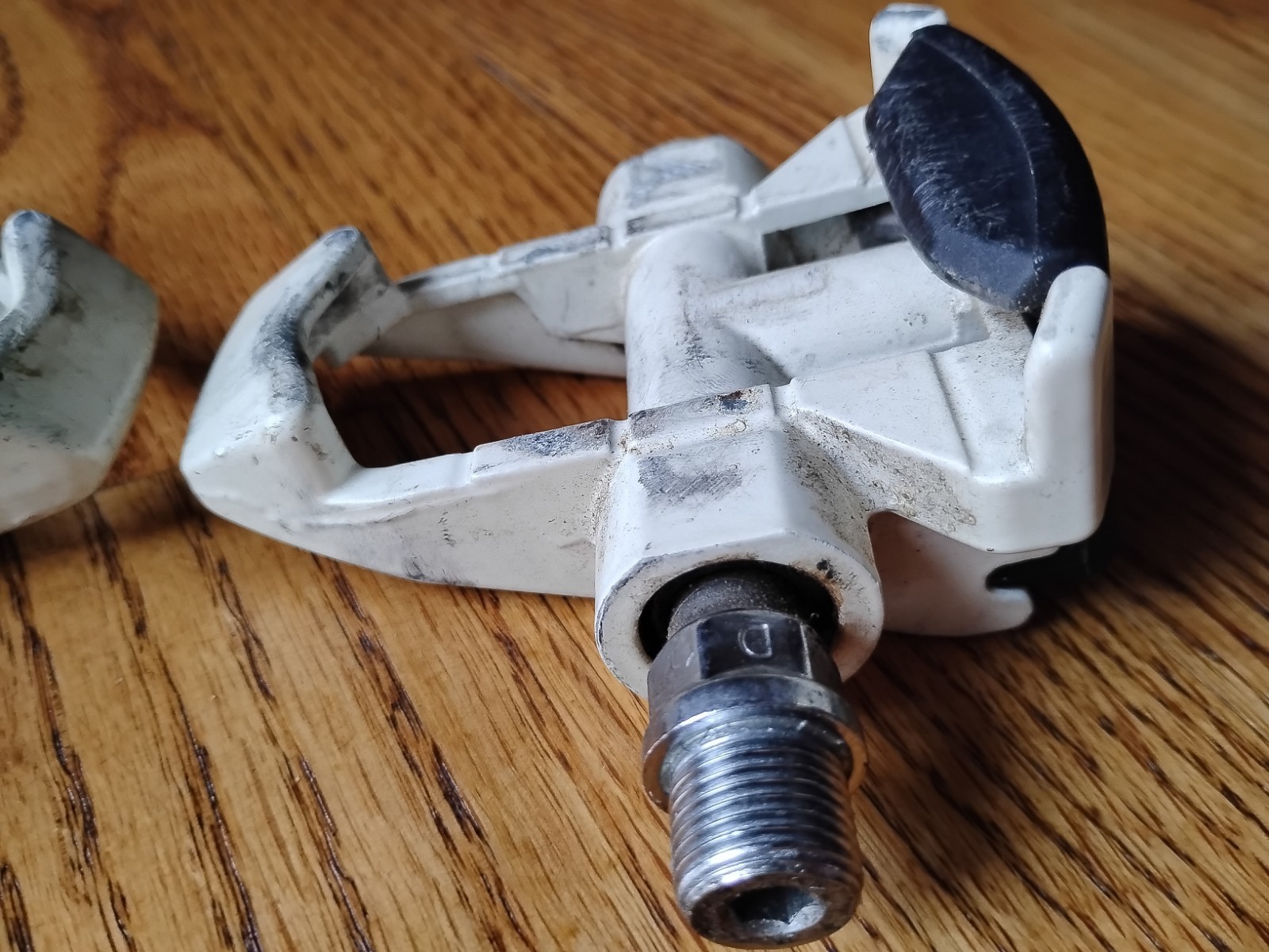 Vintage 1980’s Look Clipless Pedals 9/16″ White