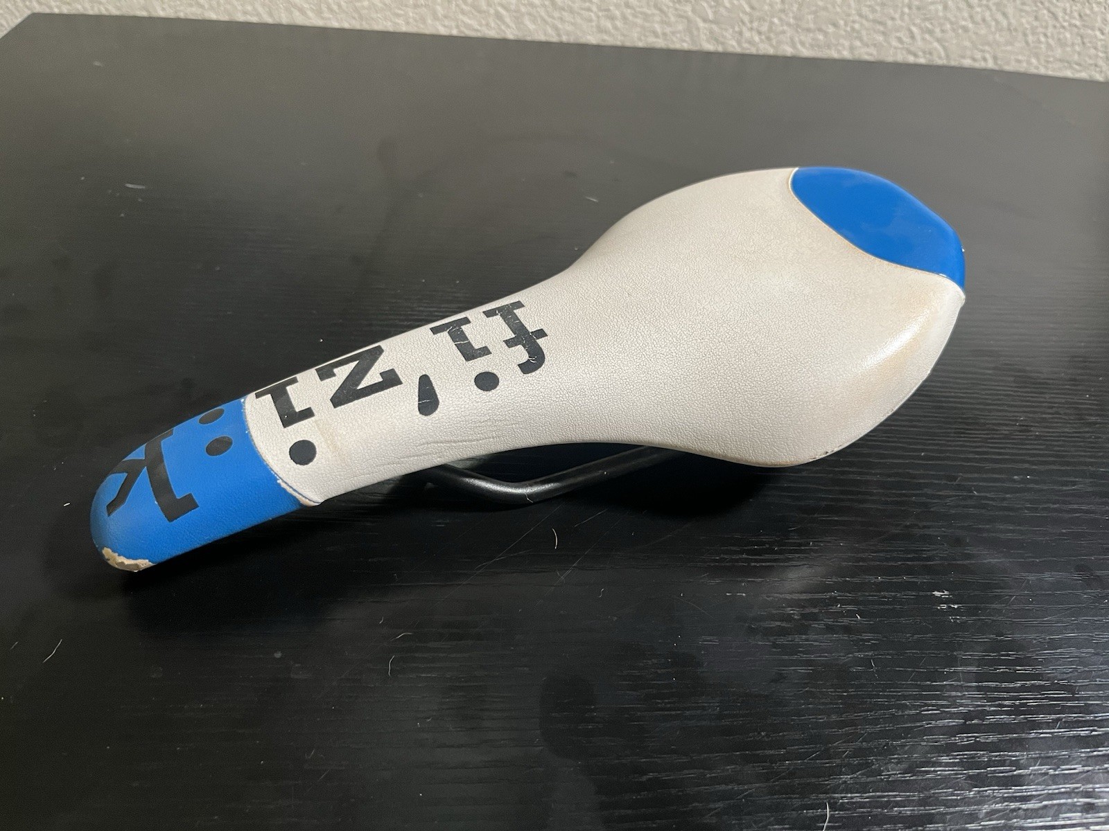 Fizik Bicycle Saddle Seat White/Blue/Black Manganese Rails 220g Universal