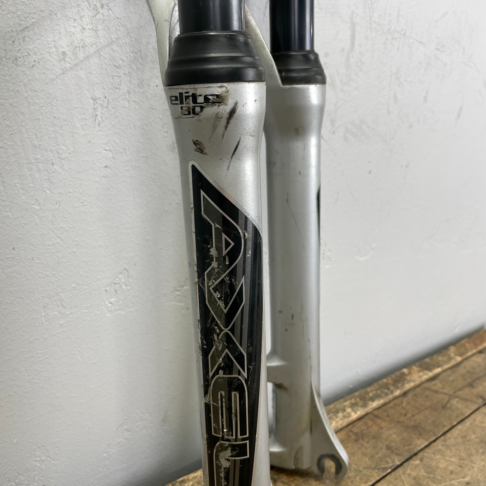 Manitou Axel Fork Elite Disc 80 100 1 1/8 Threadless 7.75 Steerer 26″ Lockout