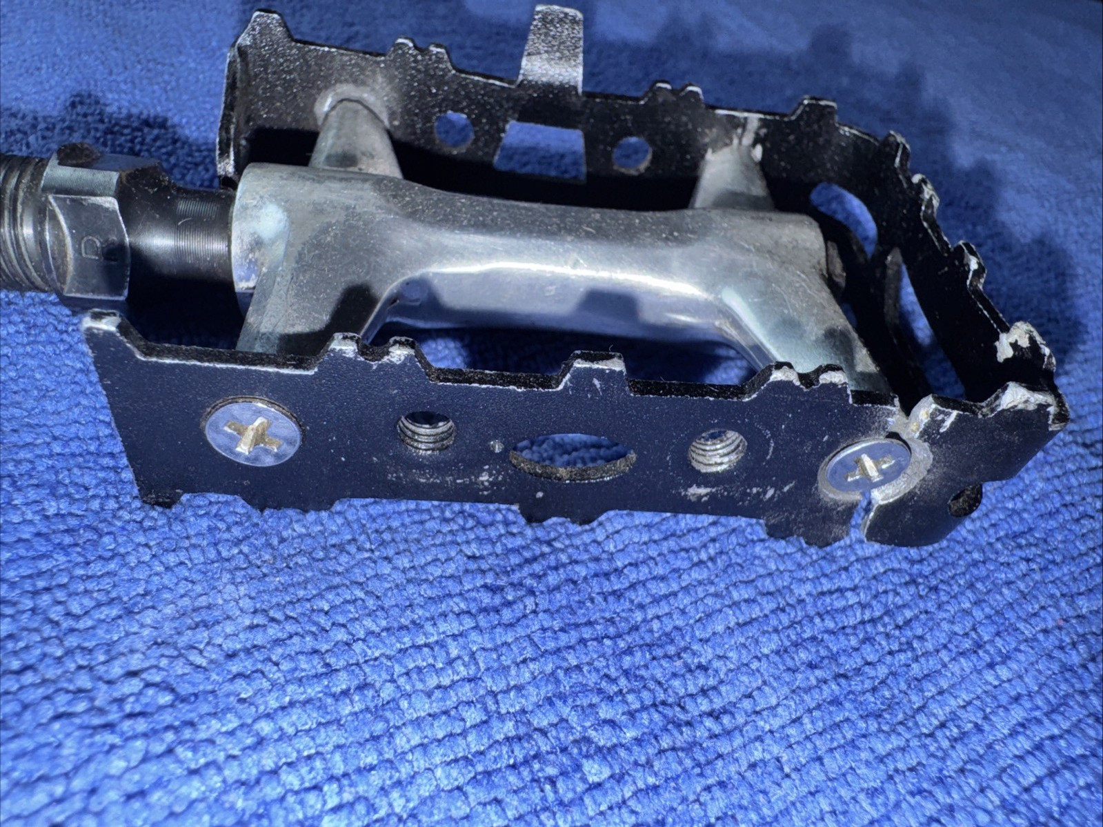 ODYSSEY SVELTE PEDALS 9/16 BLACK USED FOR PARTS ONLY RIGHT CAGE BROKEN LEFT OK
